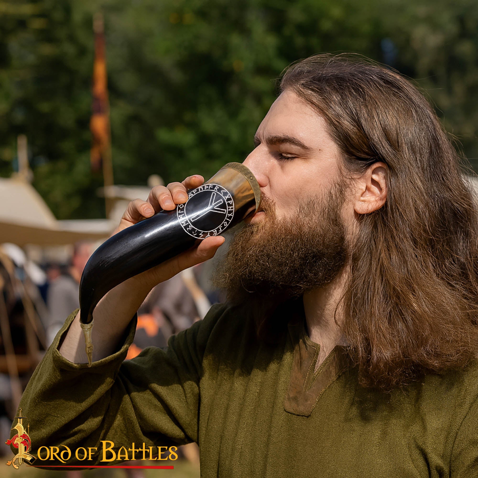 Imagen única de: Cuerno Vikingo con Runa Algiz - Borde y Punta de Latón