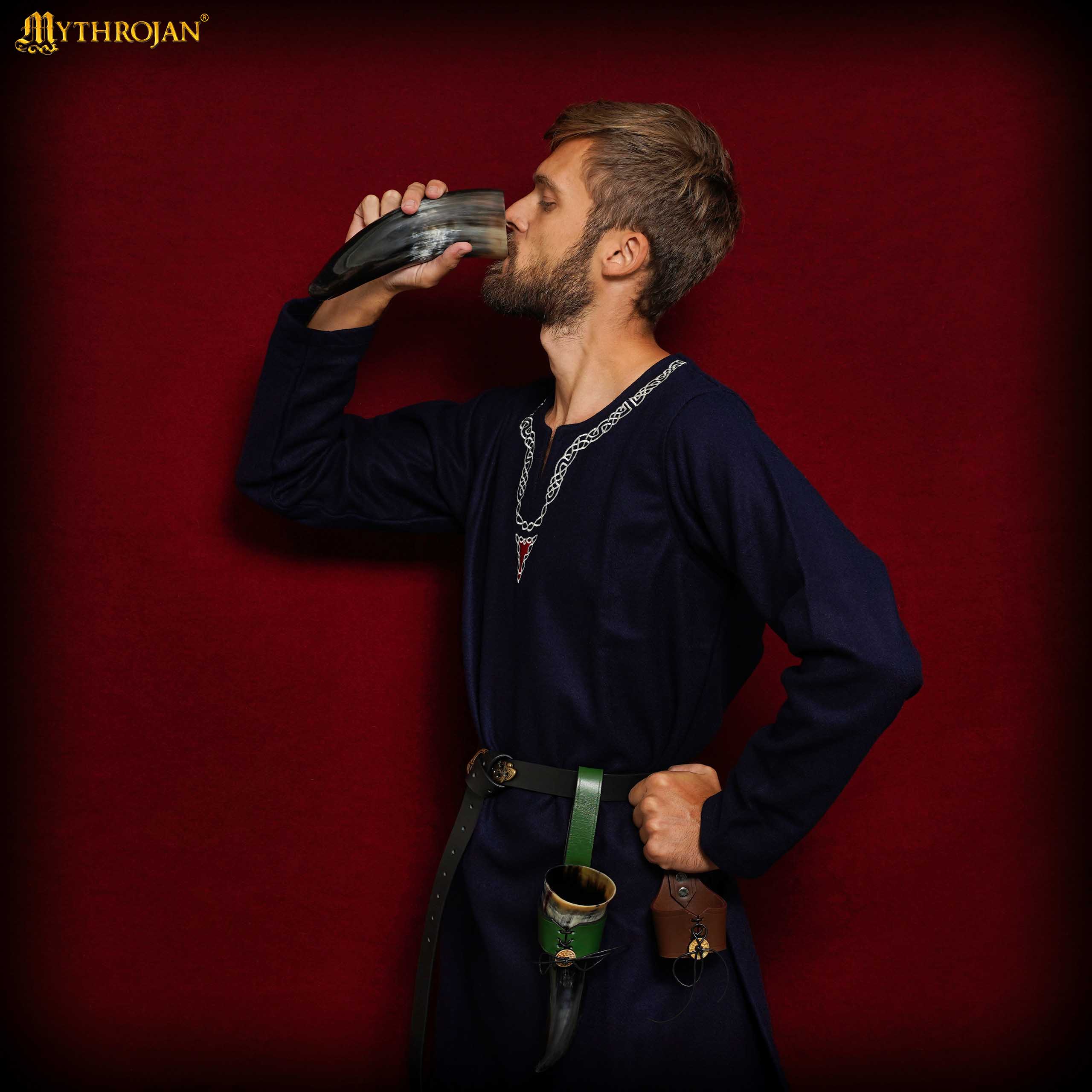 Cuerno vikingo para beber con soporte de cuero y medallón de latón - imagen 4