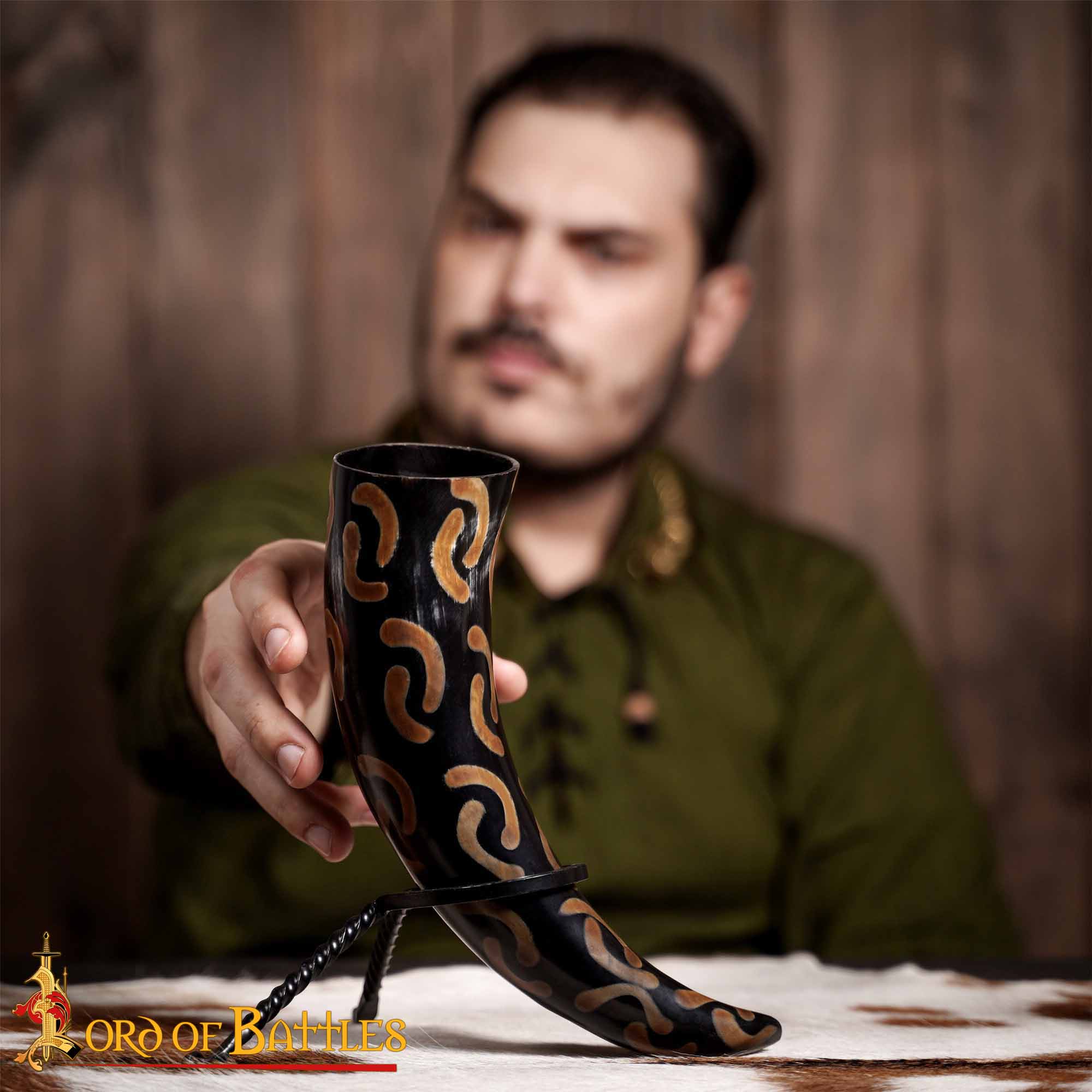 Imagen única de: Cuerno bebedor Charred Crescents 400–500 ml, hecho a mano en cuerno de buey