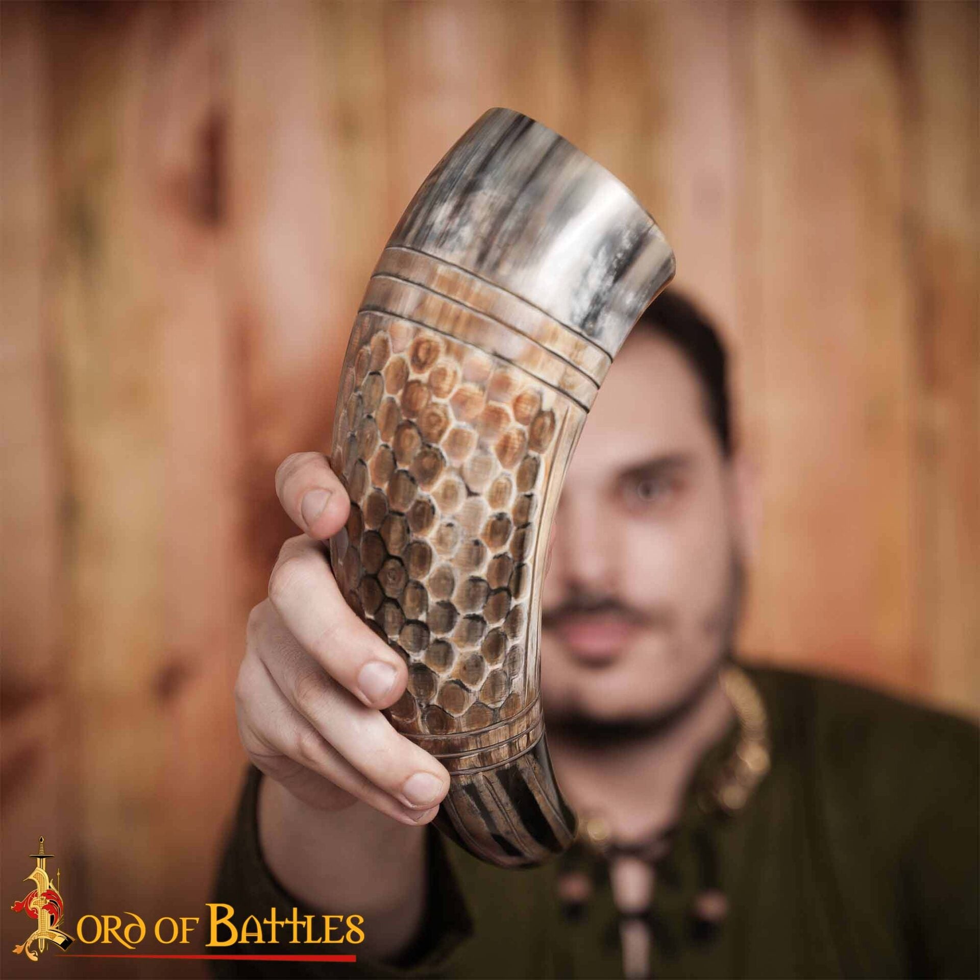Imagen única de: Cuerno Vikingo Artesanal - Grabado Panal, 500-600 Ml