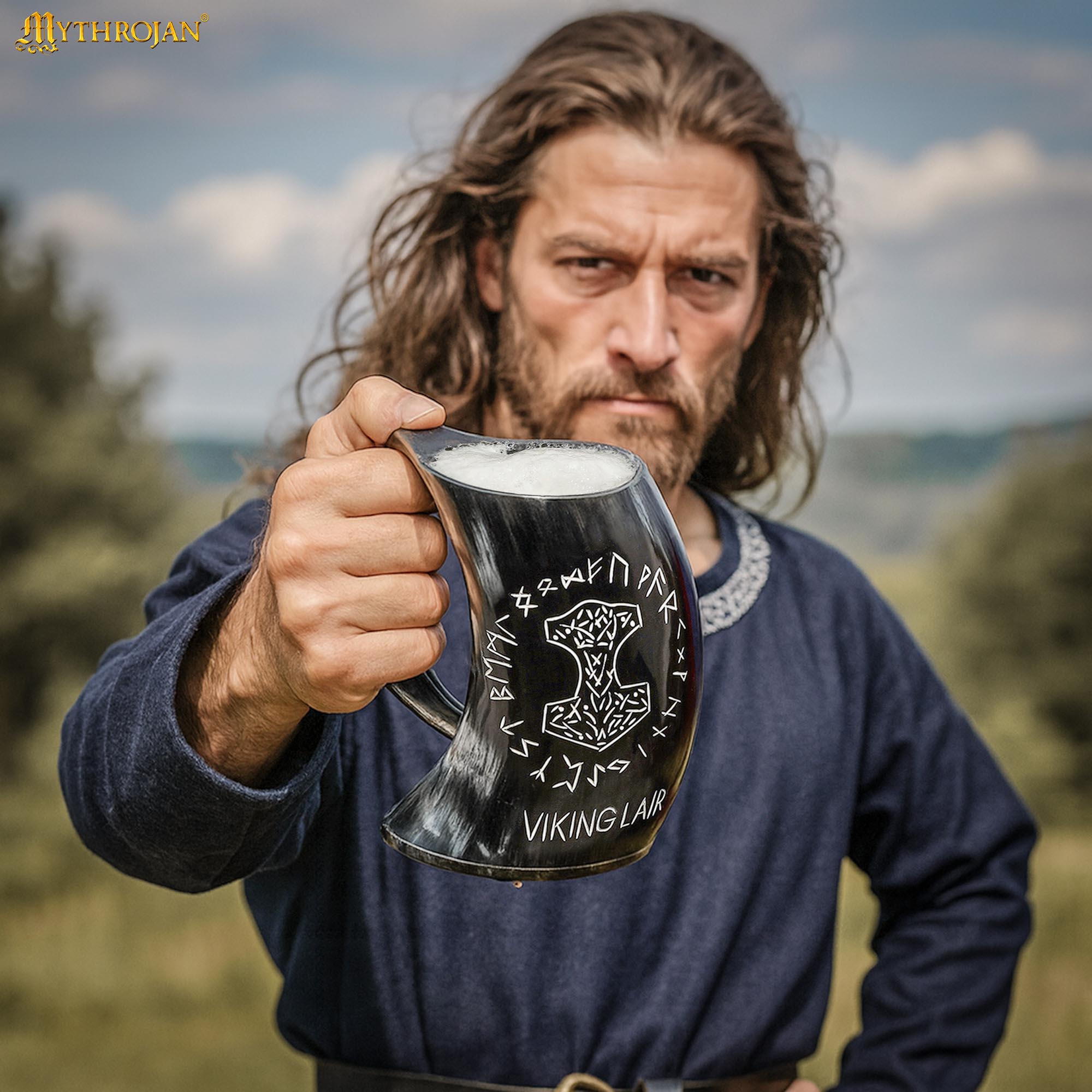 Imagen única de: Cuerno de beber Mjölnir con diseño rúnico y correa de cuero