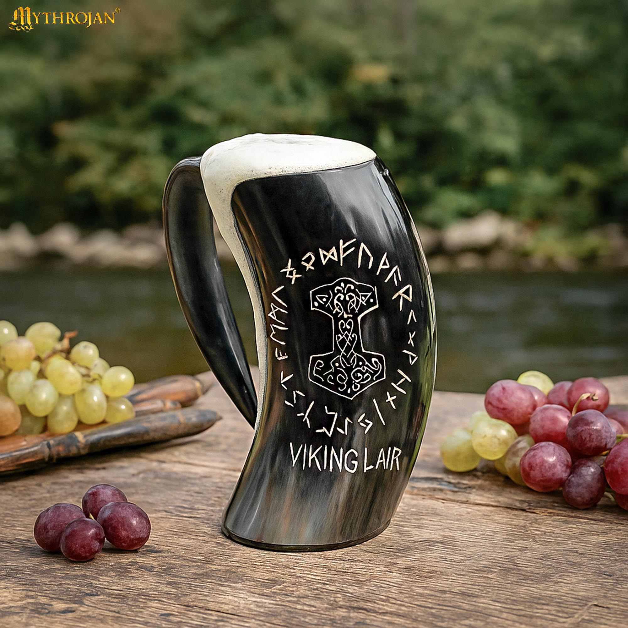 Imagen única de: Cuerno de beber Mjölnir con diseño rúnico y correa de cuero