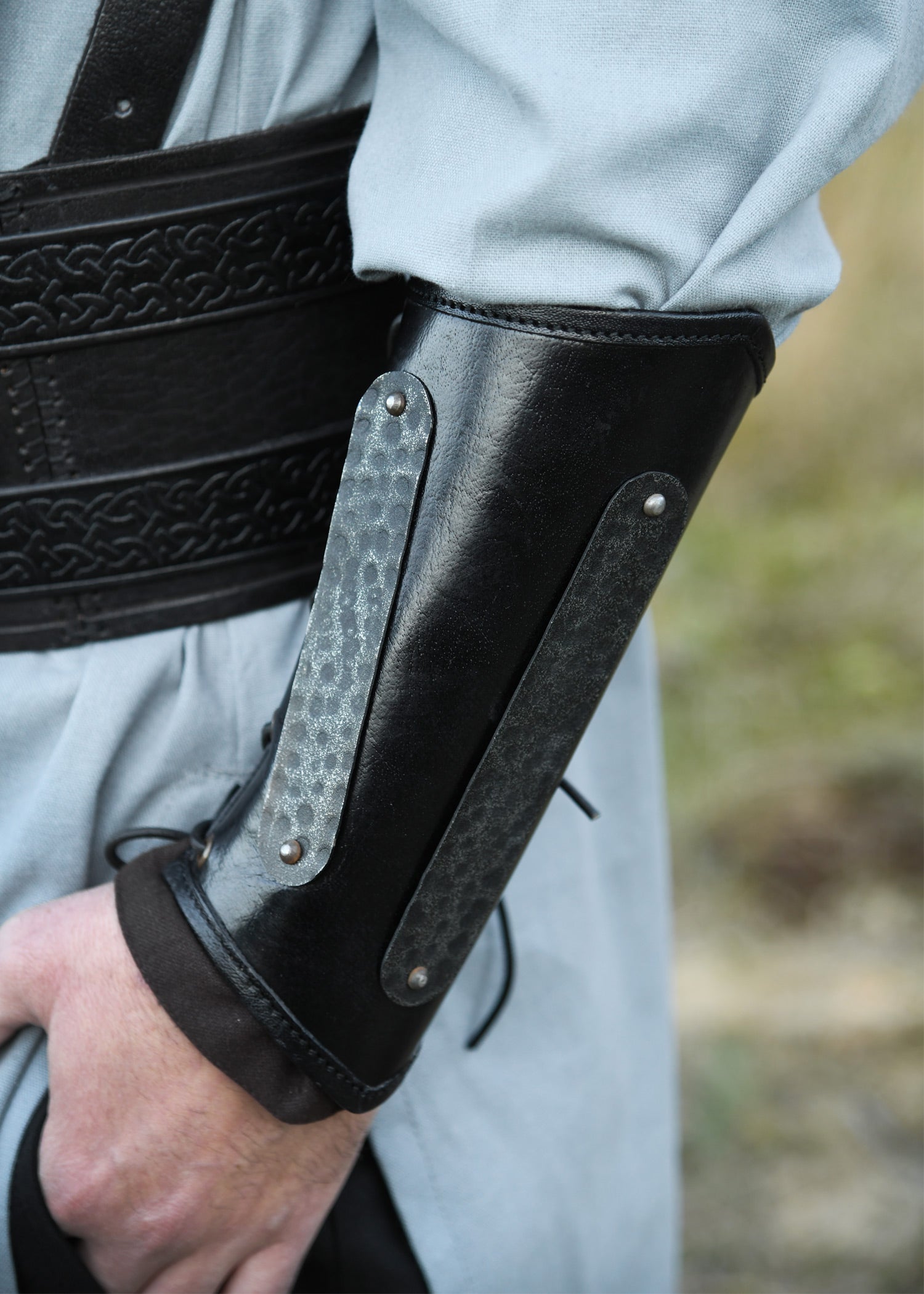 Imagen única de: Protectores De Brazos De Cuero Balor Con Detalles Metálicos, Negro