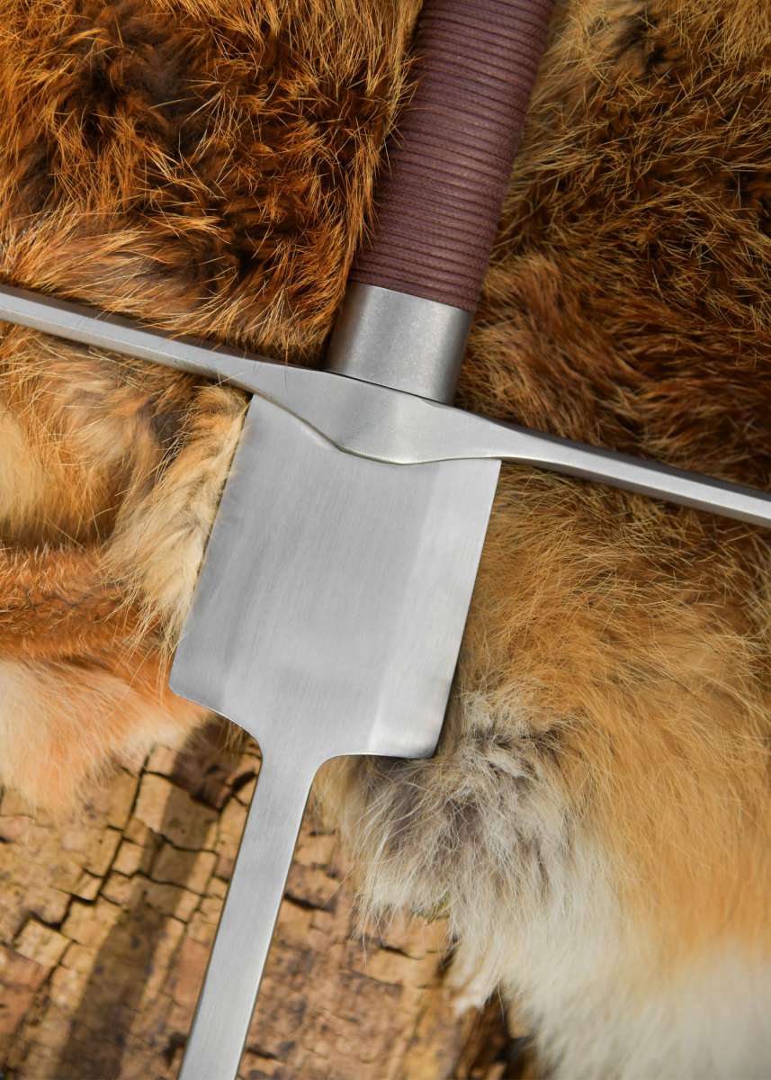 Hanwei Federschwert - detalle guarda de acero con escalon y empuñadura de cordón marrón
