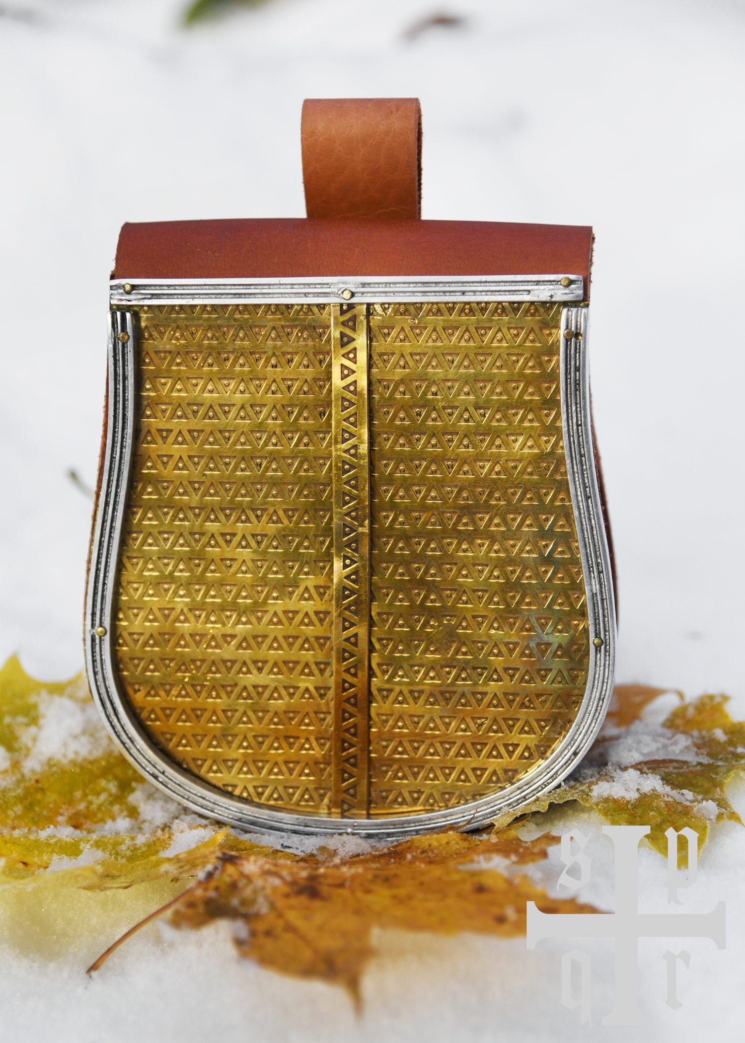 Imagen única de: Riñonera Vikinga De Piel Marrón Con Solapa Frontal De Latón