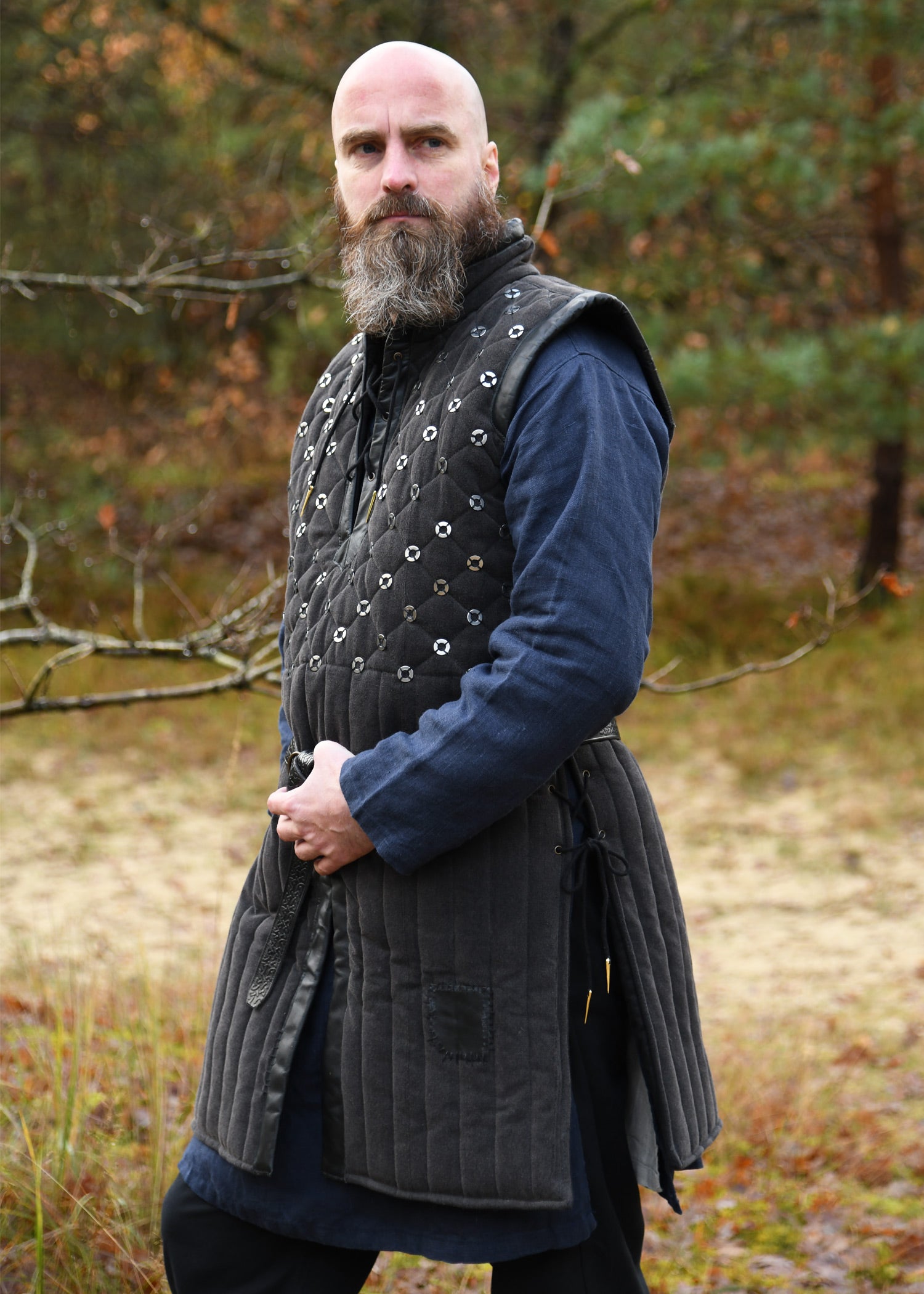 Imagen única de: Gambesón Sin Mangas Con Detalles Hechos A Mano, Negro