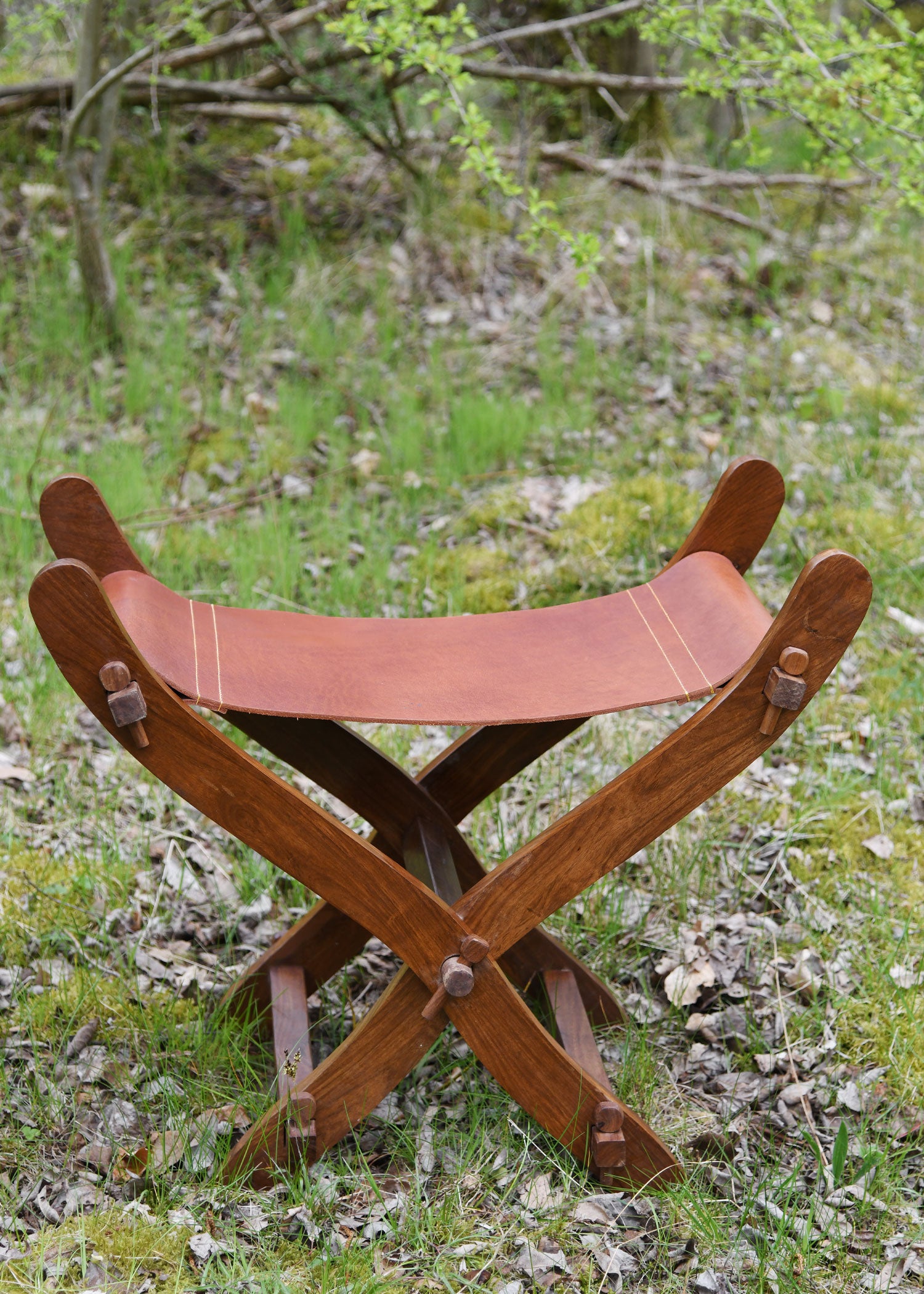 Imagen única de: Silla Medieval De Tijera Con Asiento De Cuero.