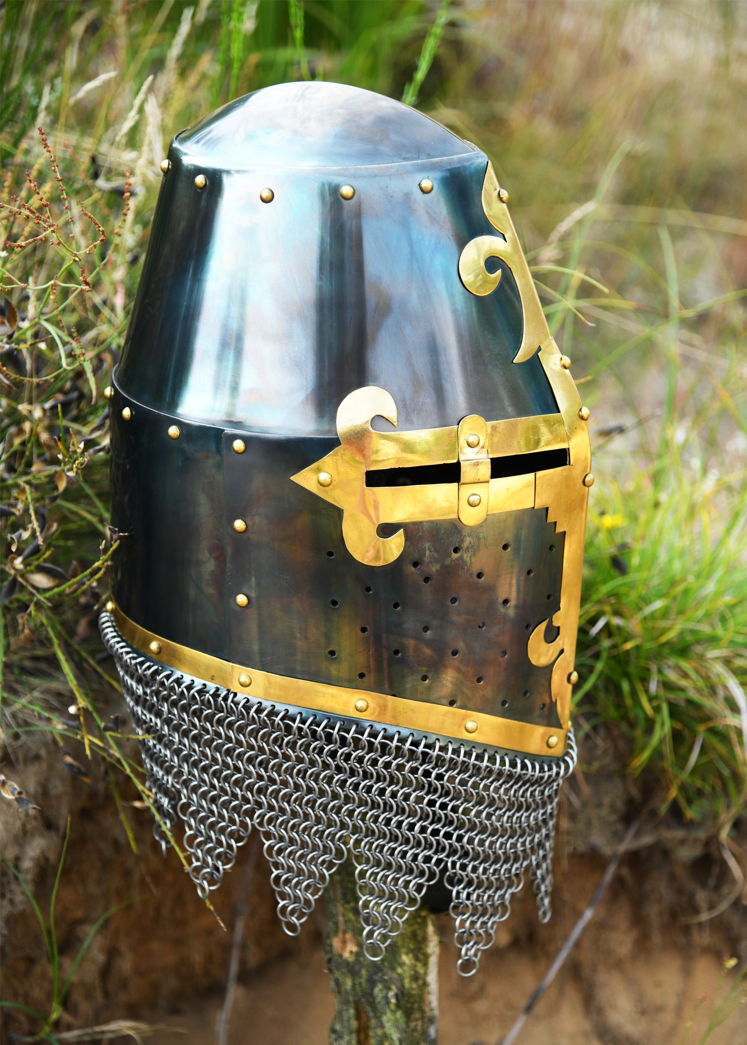 Imagen única de: Casco Superior De Los Rieters De Kornburg, Nuremberg Hacia 1375, Acero De 1,6 Mm