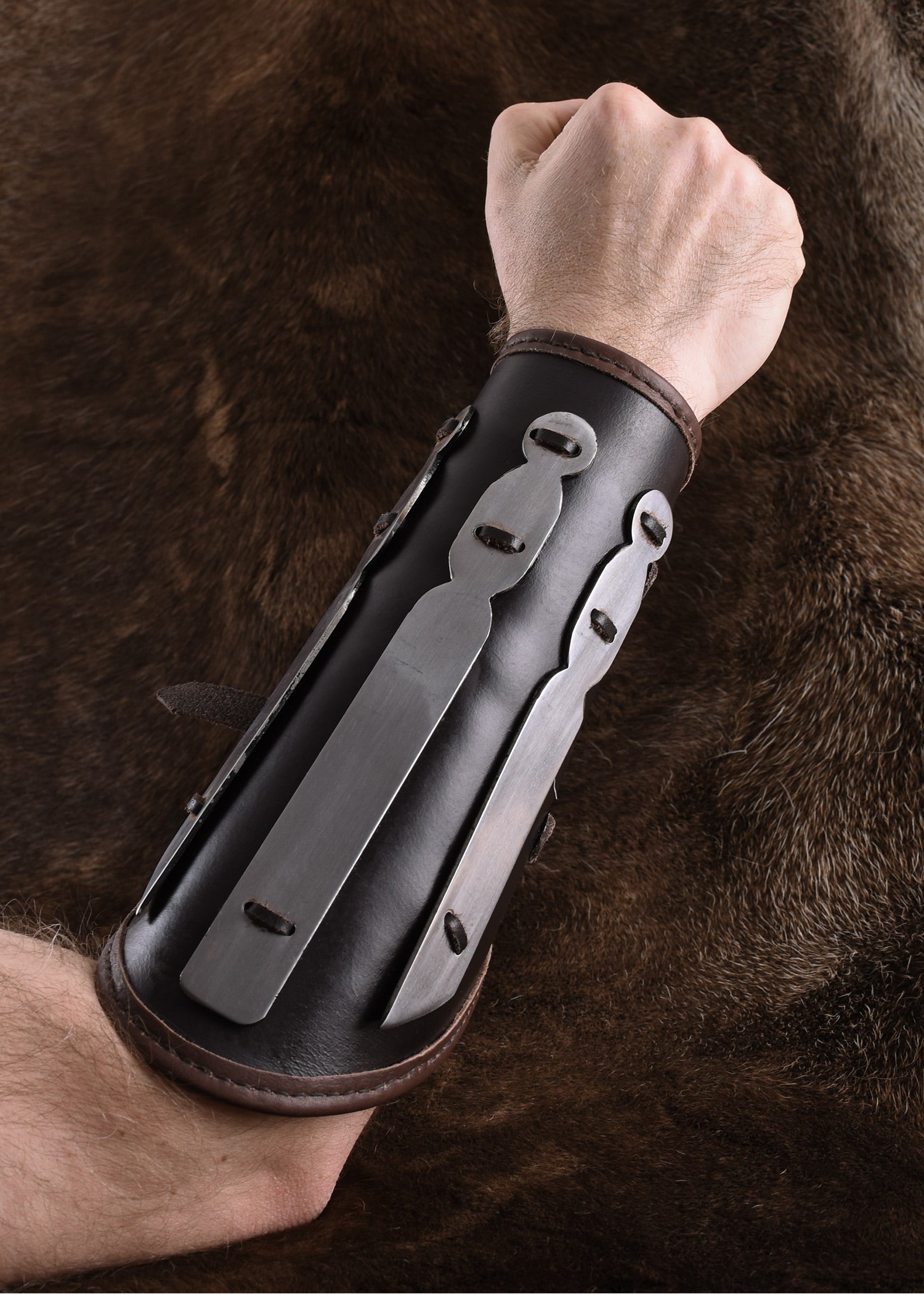 Protector De Brazo Fabricado En Acero Y Cuero. 3