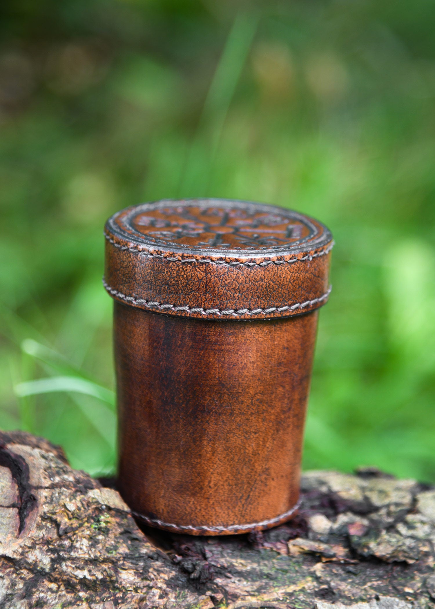 Imagen única de: Cubito De Cuero Con Tapa, Grabado Vegvisir, Marrón