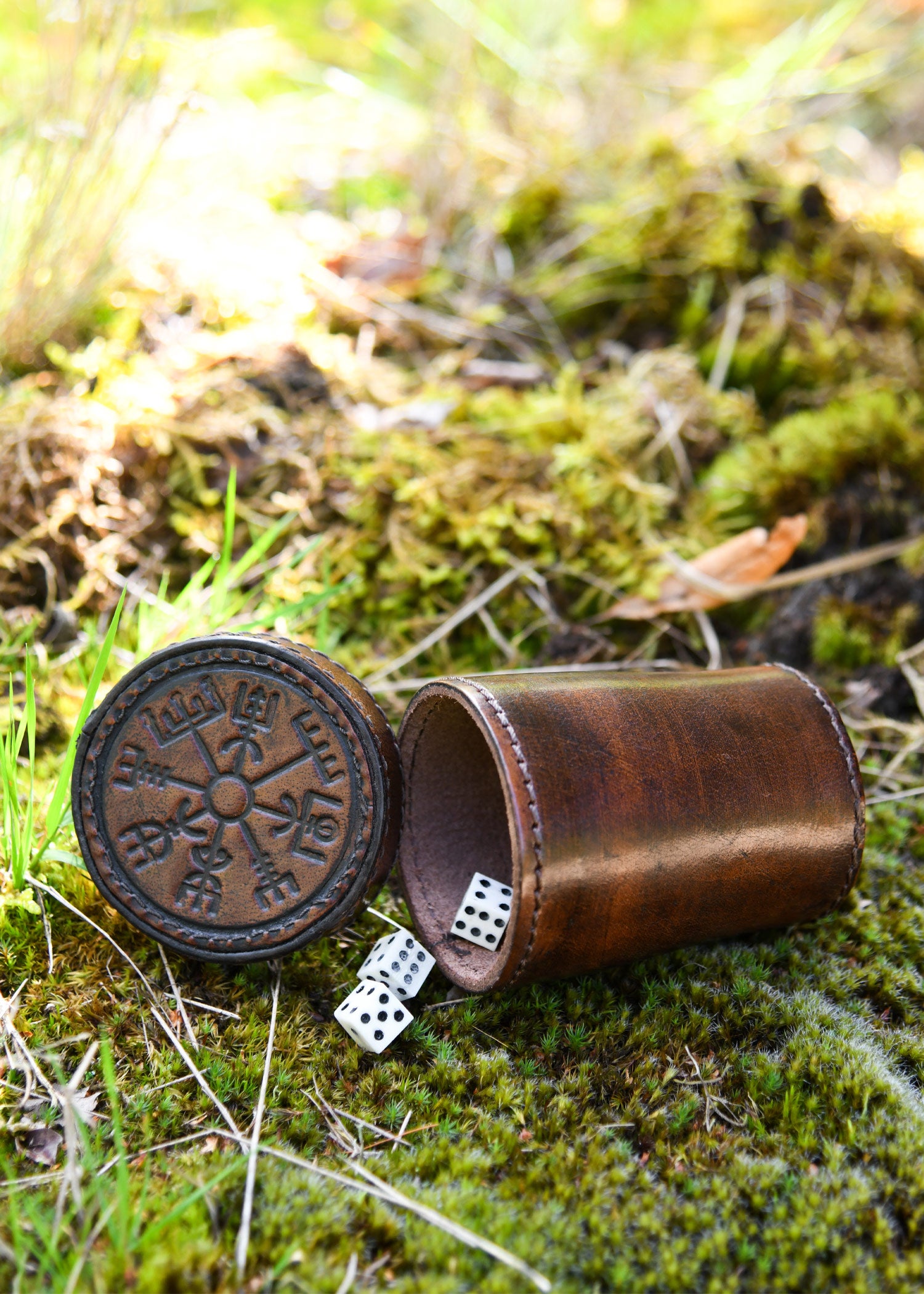 Imagen única de: Cubito De Cuero Con Tapa, Grabado Vegvisir, Marrón