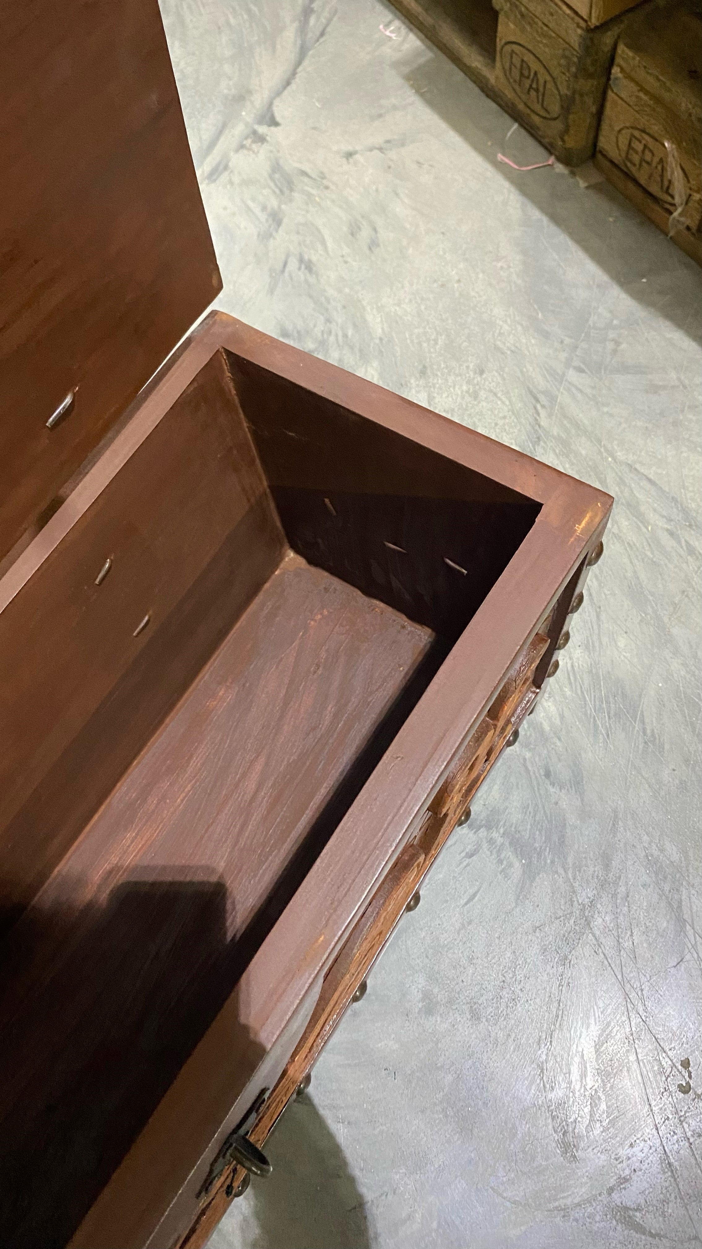Imagen única de: Cofre Vikingo De Madera Con Motivo De Serpiente Midgard Nº 1, Con Defectos