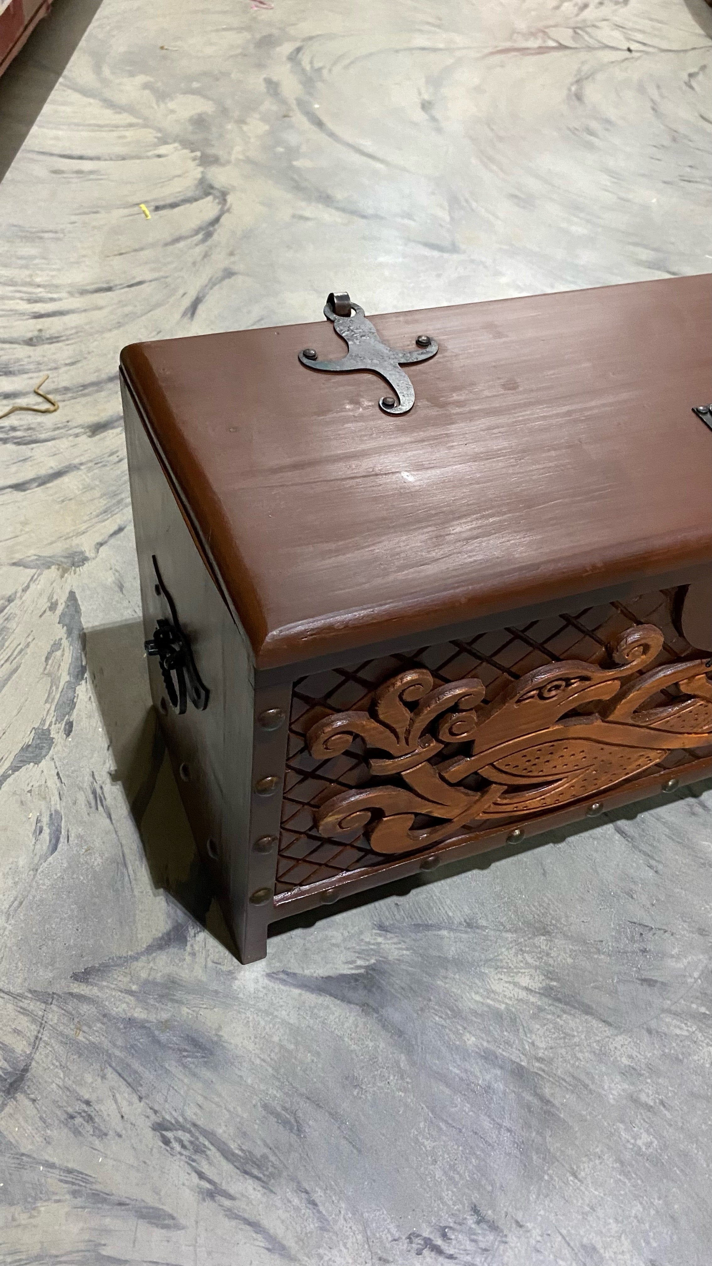 Imagen única de: Cofre Vikingo De Madera Con Motivo De Serpiente Midgard Nº 1, Con Defectos