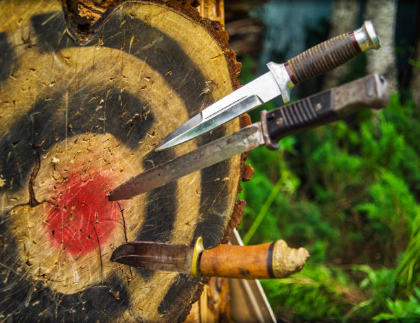 El arte del lanzamiento de cuchillos: historia, técnica y evolución hasta la modernidad