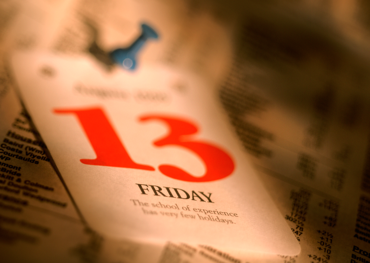 Hoja que marca la fecha de Viernes 13, con el número en rojo