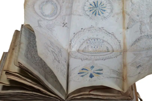 Foto del manuscrito Voynich con una página extendida