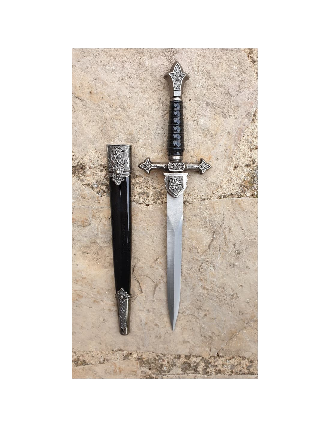 Daga Medieval Europea. Réplica sobre roca