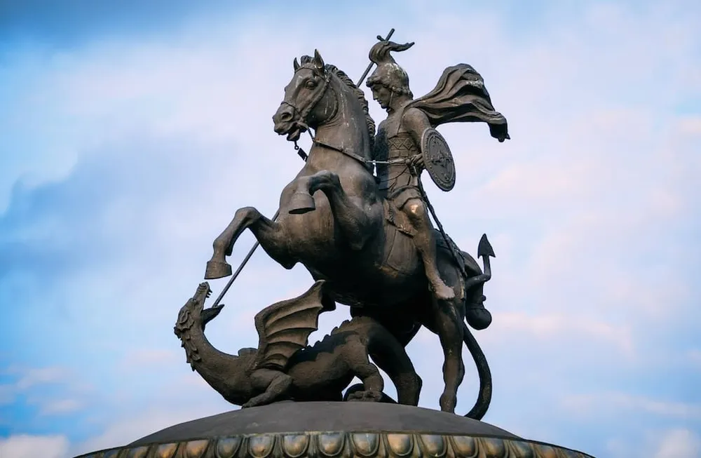 Estatua de San Jorge sobre su caballo, venciendo al dragón