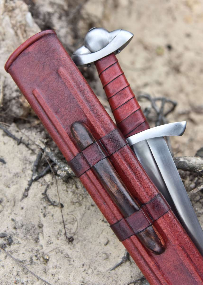 Espada vikinga Petersen L - detalle guarda y empuñadura de cuero rojo