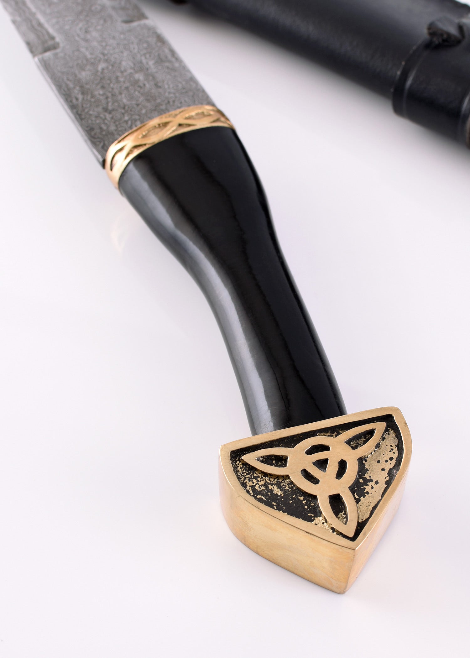 Imagen única de: Sax (Seax) Fabricado En Acero De Damasco Con Funda De Cuero Negro Y Mango De Asta.