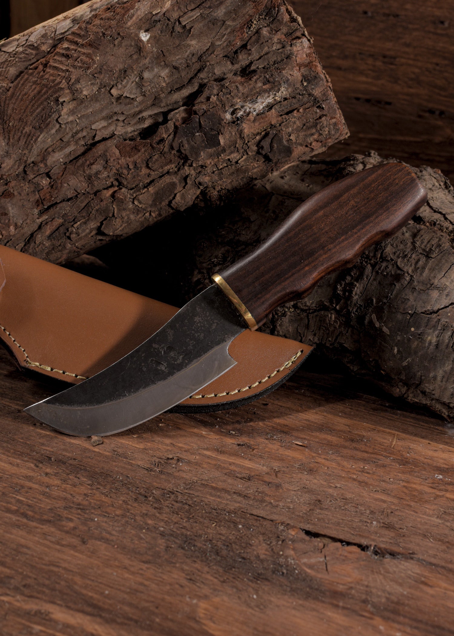 Imagen única de: Cuchillo Con Mango De Madera, Aprox. 20 Cm, Funda De Cuero.