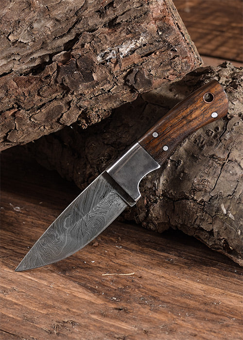 Imagen única de: Cuchillo Con Mango De Madera, Hojas De Acero Damasco.