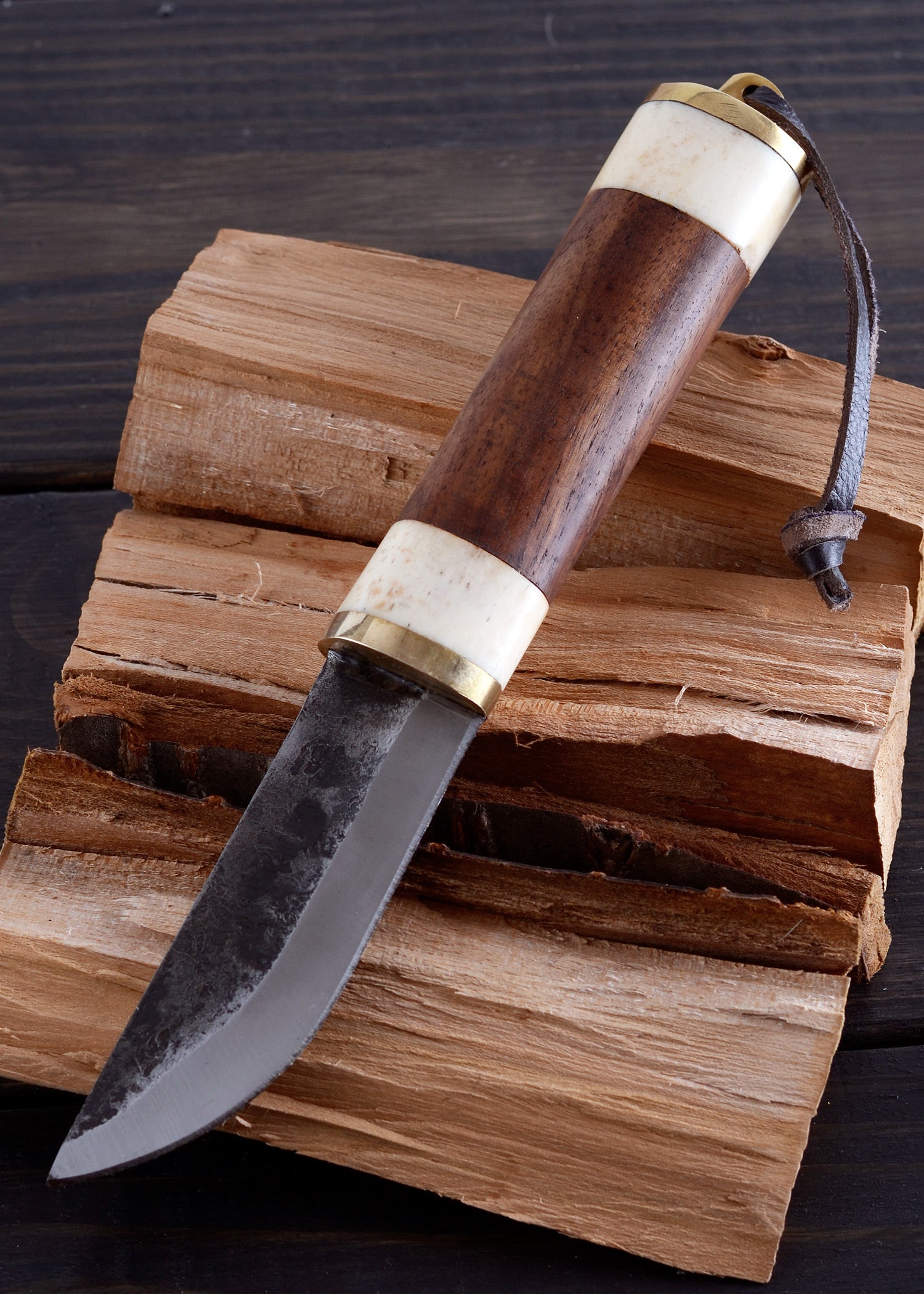 Imagen única de: Cuchillo Multiusos Con Mango De Hueso/madera Y Funda De Cuero.