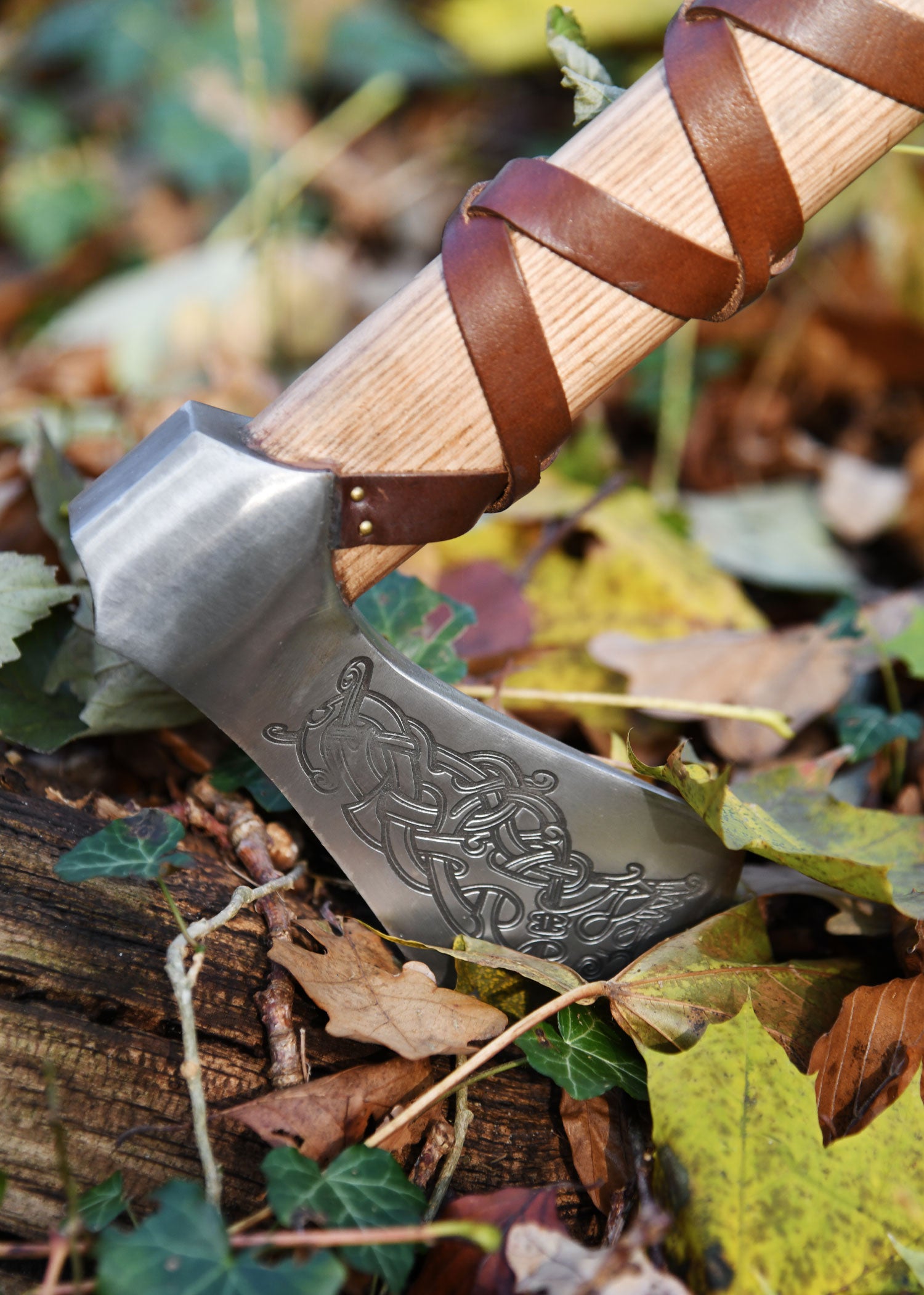 Imagen única de: Hacha Vikinga Fabricada En Acero Fundido, Tipo L, Con Grabado Y Forrado En Cuero.