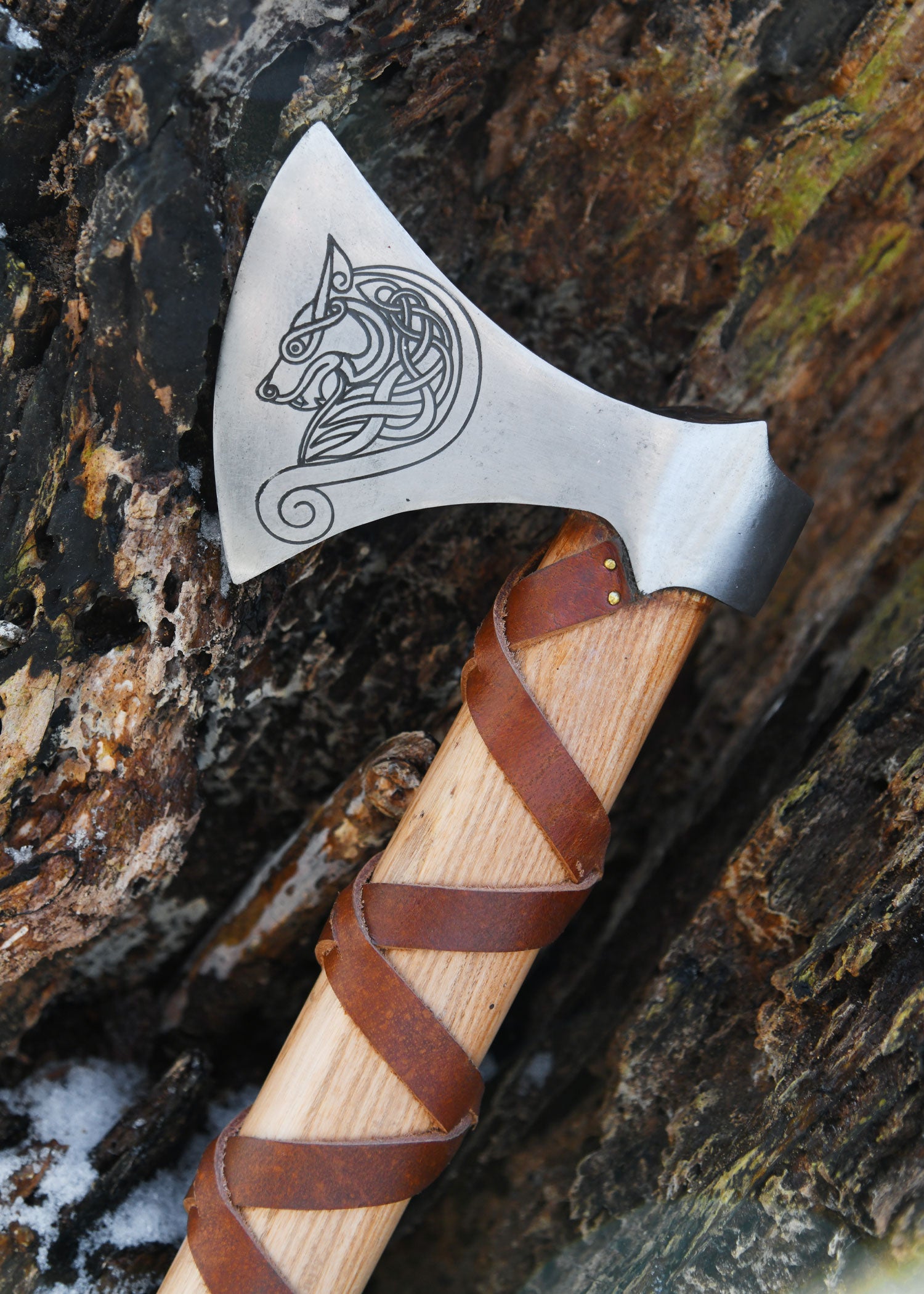 Imagen única de: Hacha Vikinga Fabricada En Acero Fundido, Tipo G, Con Grabado Y Forrada En Cuero.