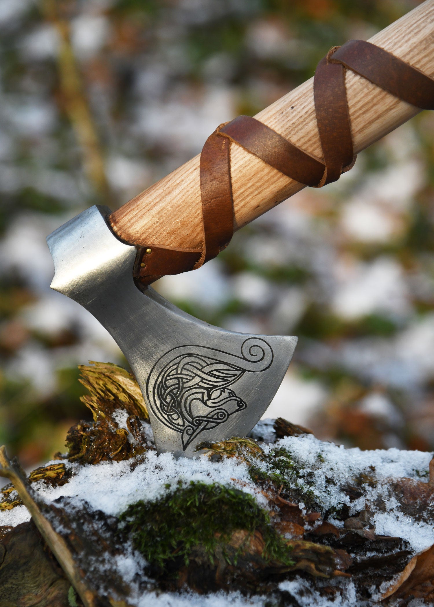 Imagen única de: Hacha Vikinga Fabricada En Acero Fundido, Tipo G, Con Grabado Y Forrada En Cuero.