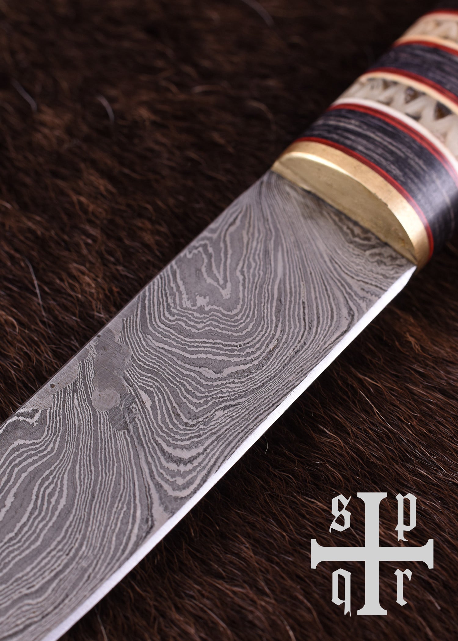 Imagen única de: Cuchillo Vikingo Fabricado En Acero De Damasco, Mango De Madera Con Ribete De Hueso.