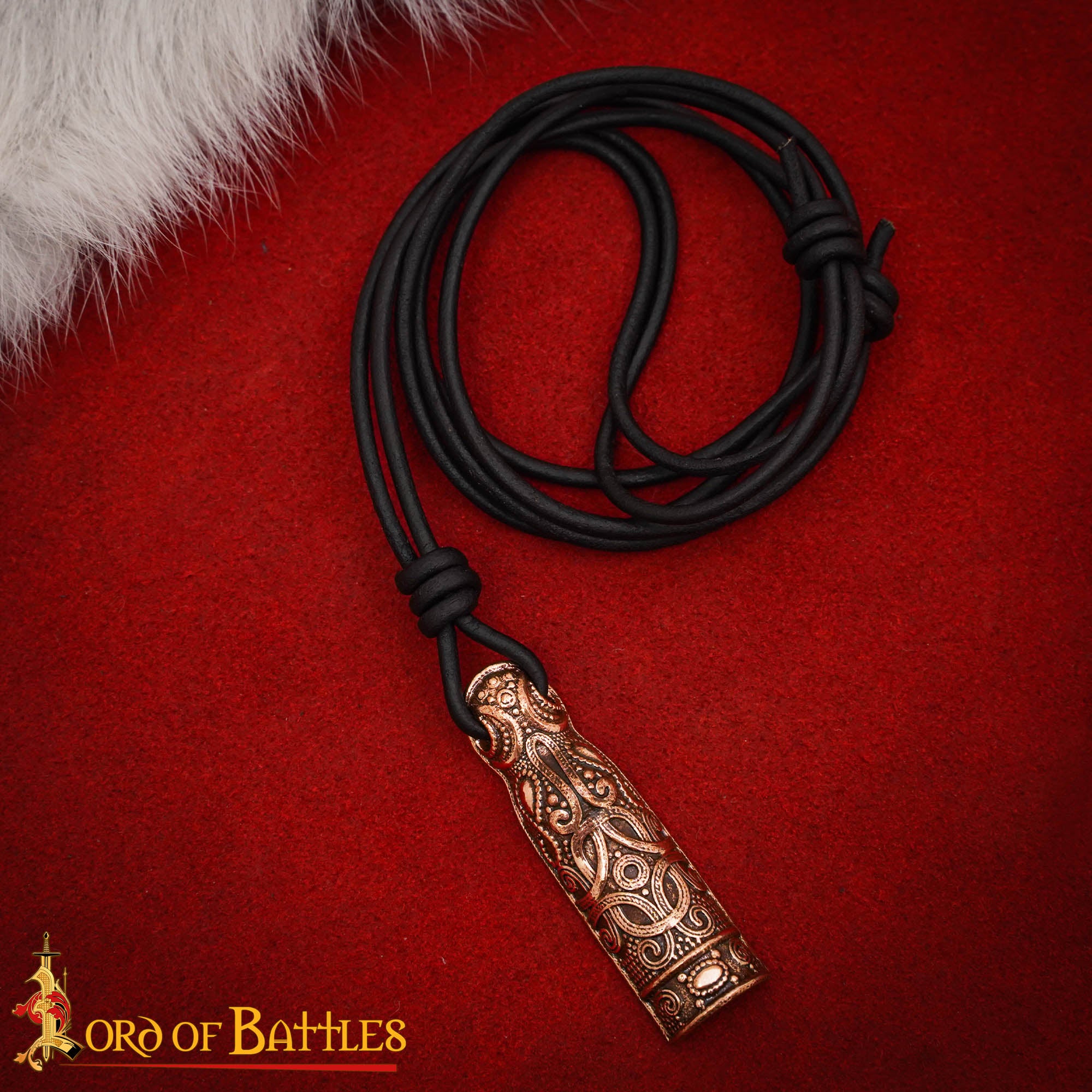 Imagen única de: Colgante Amuleto de Bronce Nórdico del Siglo X - Acabado Antiguo con Cordón de Cuero