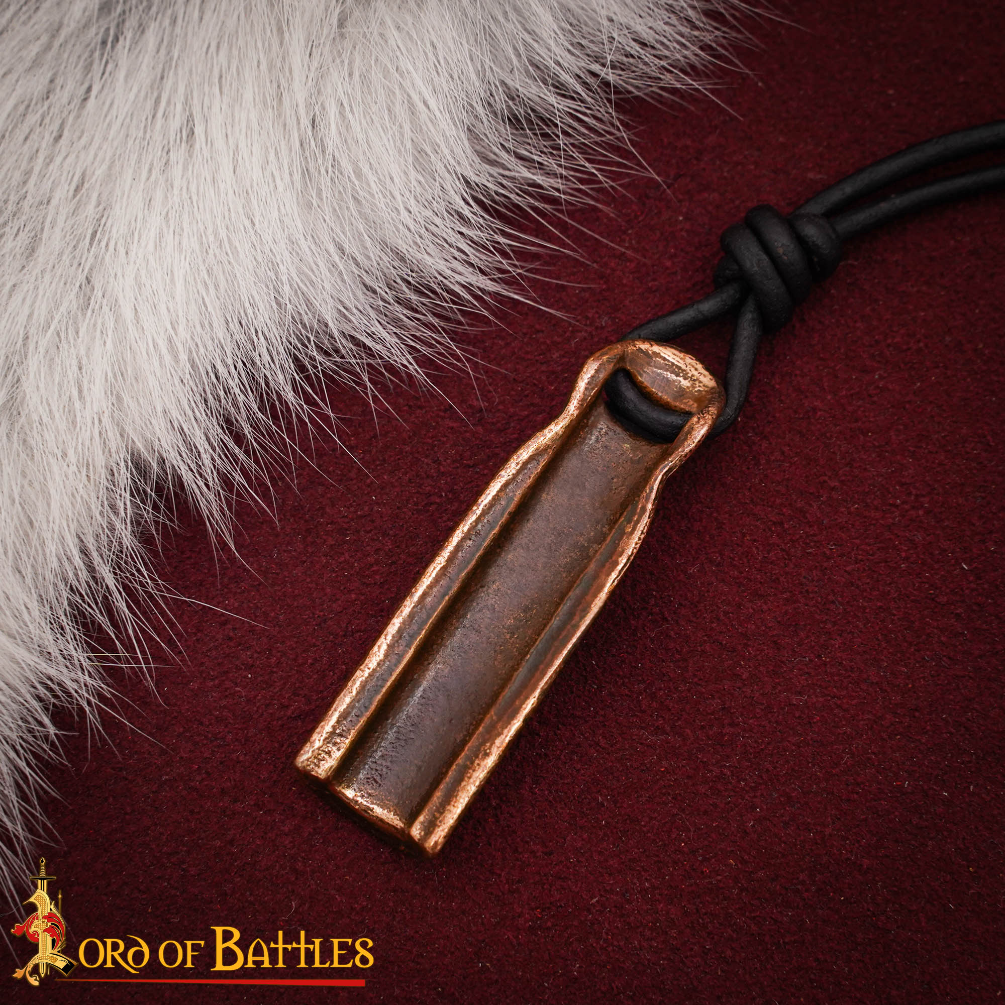 Imagen única de: Colgante Amuleto de Bronce Nórdico del Siglo X - Acabado Antiguo con Cordón de Cuero