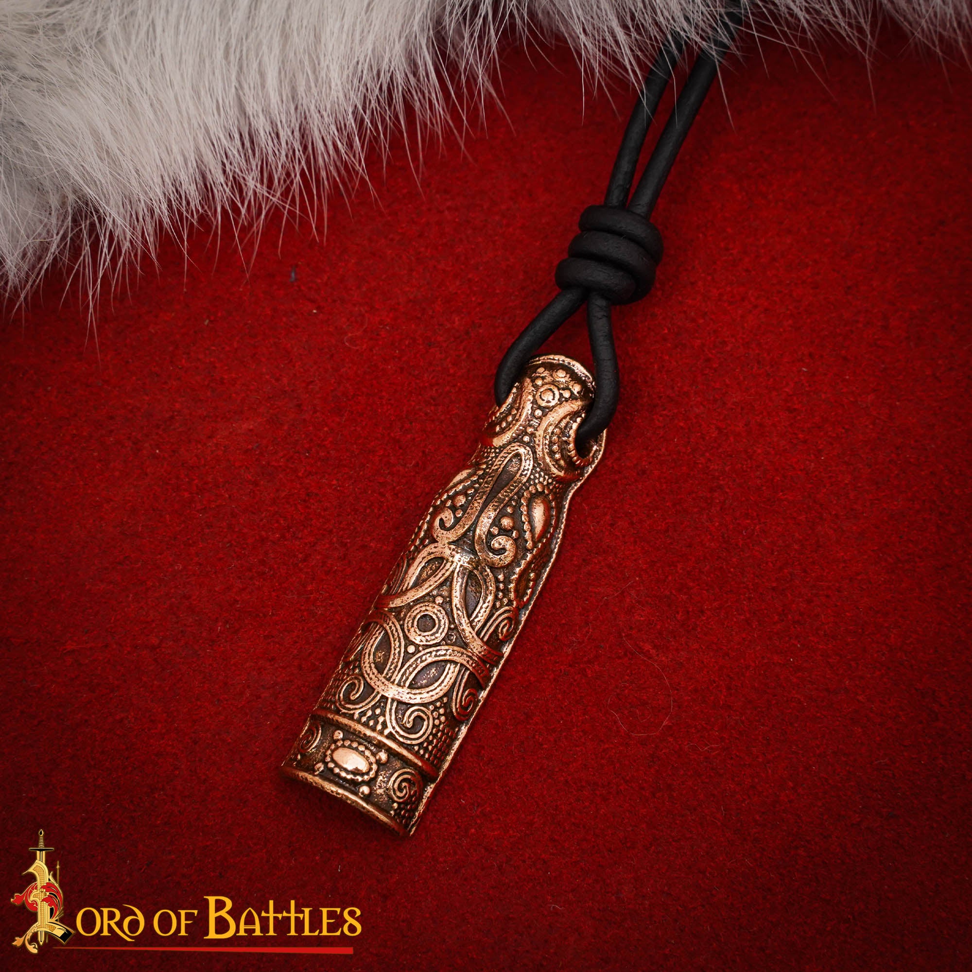 Imagen única de: Colgante Amuleto de Bronce Nórdico del Siglo X - Acabado Antiguo con Cordón de Cuero