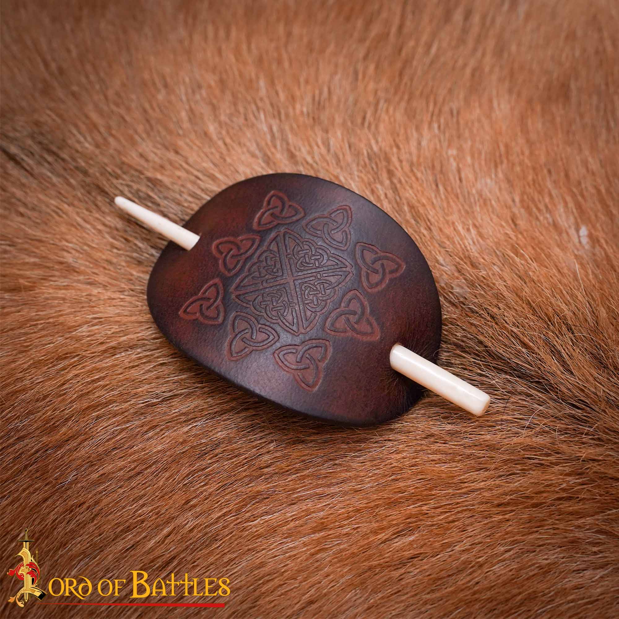 Broche de cuero genuino con grabado celta y pasador de hueso - imagen 6