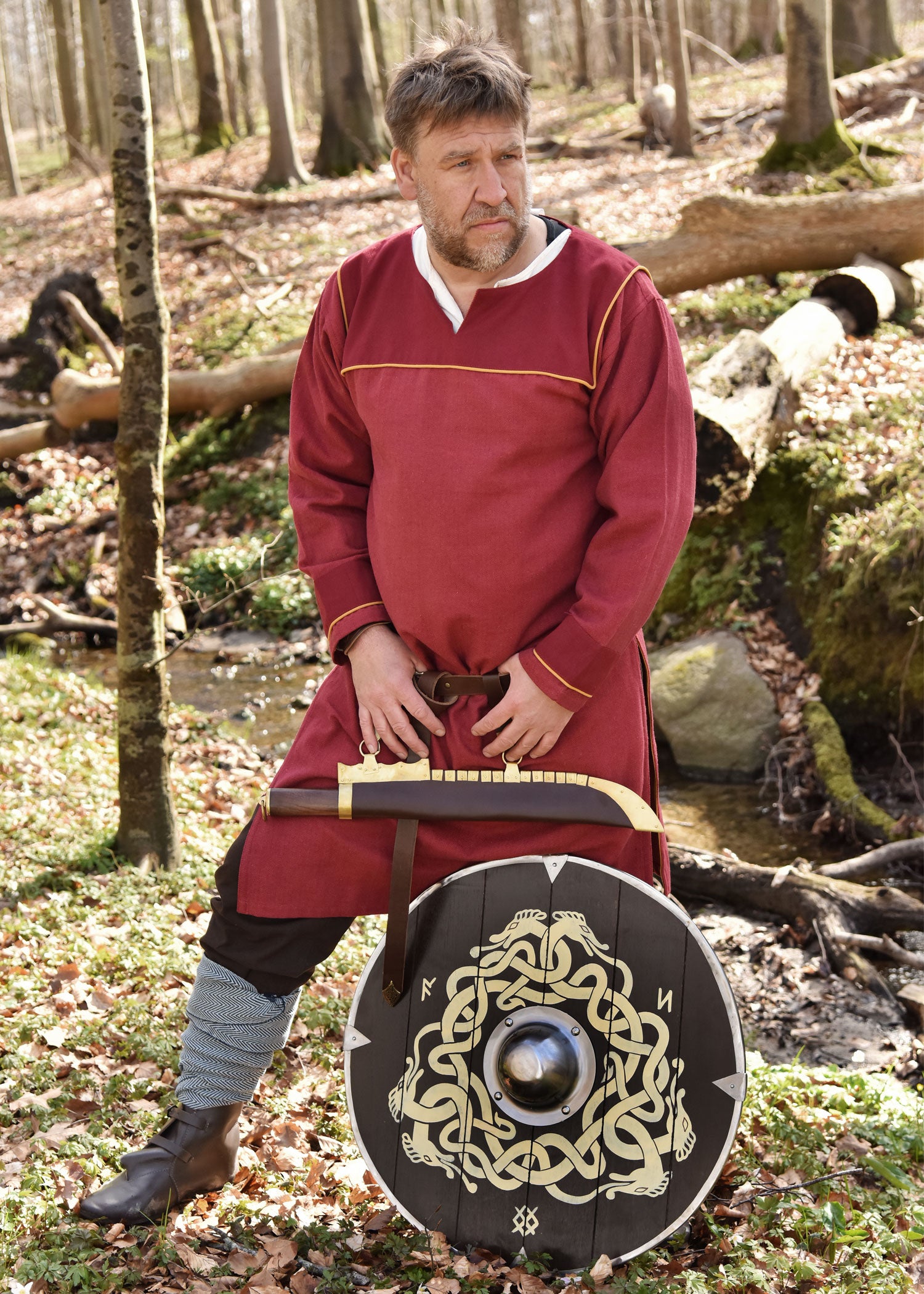Imagen única de: Escudo Anglosajón Con Motivo De Serpiente Y Runas, 61 Cm (24")