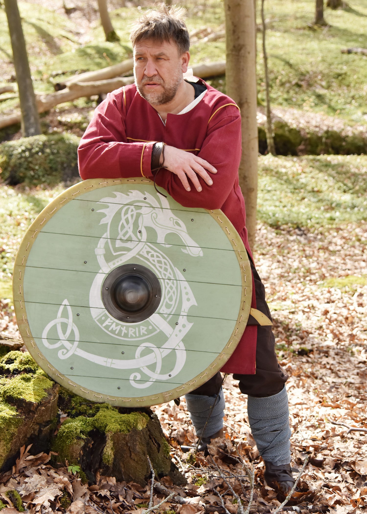 Imagen única de: Escudo Vikingo 'Fenrir' Con Borde De Cuero Crudo, 80 Cm