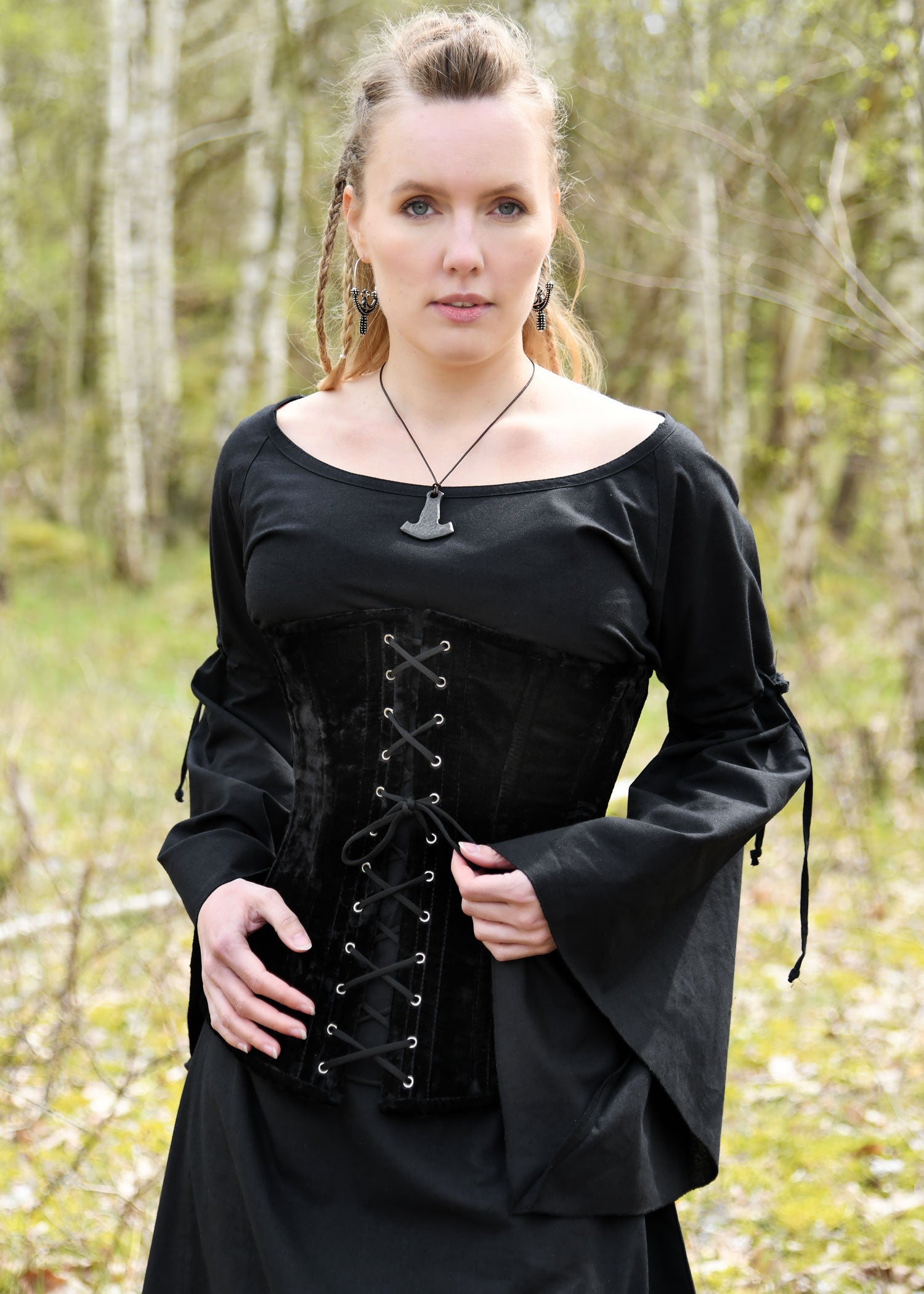 Imagen única de: Vestido Interior Medieval Burglinde Con Mangas De Trompeta, Negro