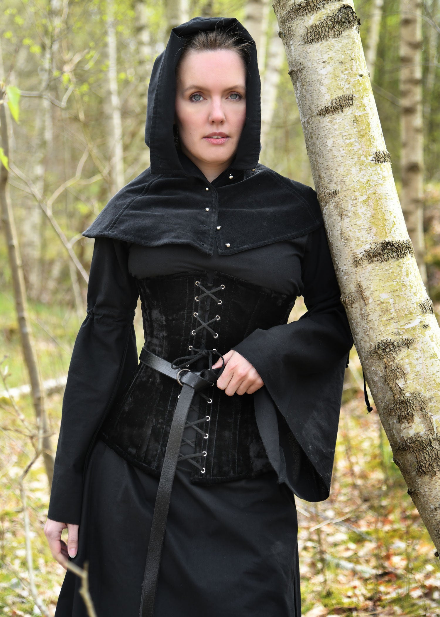 Imagen única de: Vestido Interior Medieval Burglinde Con Mangas De Trompeta, Negro