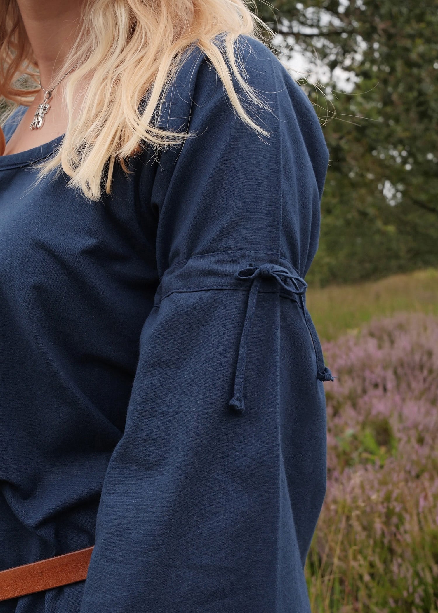 Imagen única de: Vestido Interior Medieval Burglinde Con Mangas De Trompeta, Azul