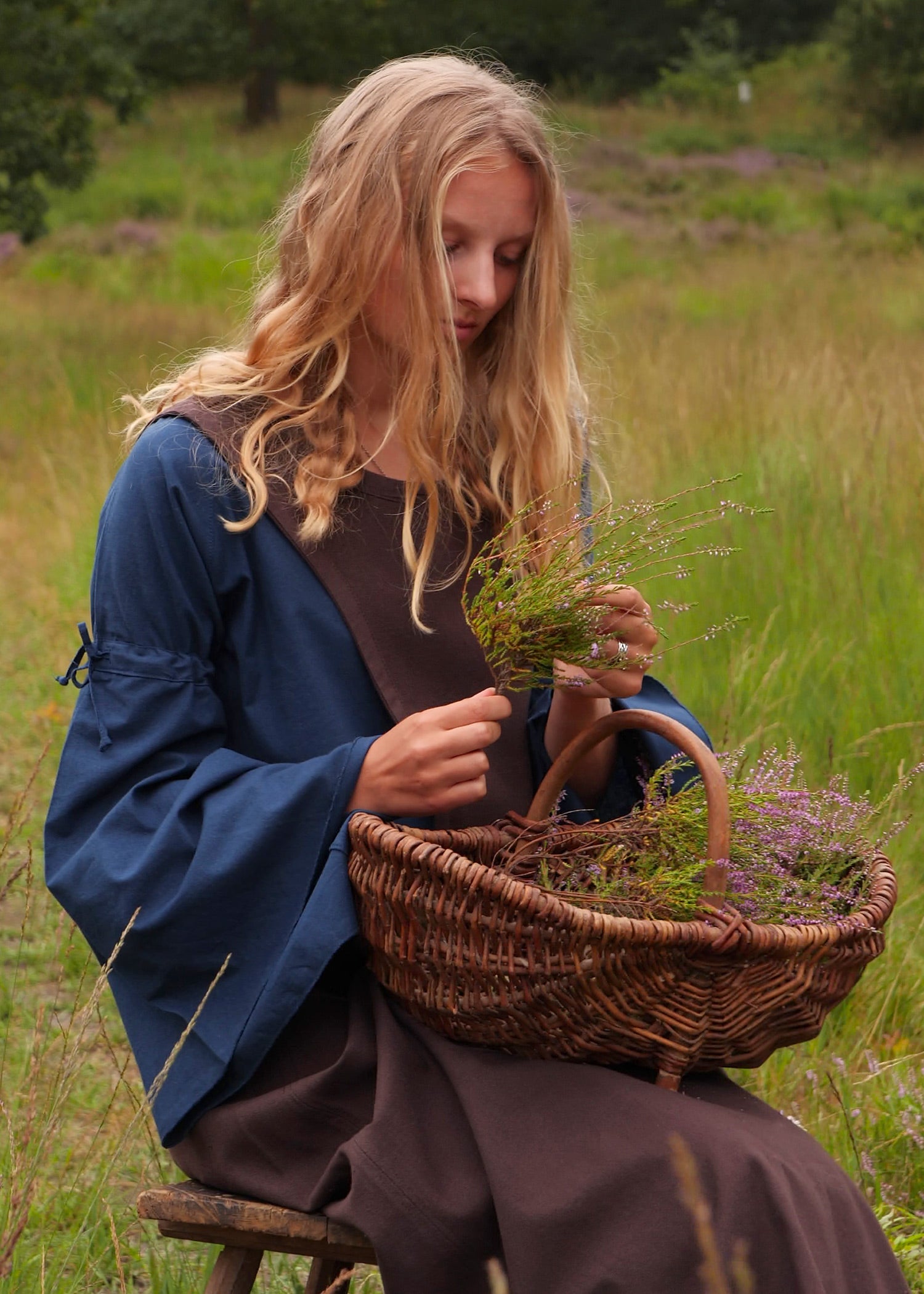 Imagen única de: Vestido Medieval, Surcot Andra, Marrón