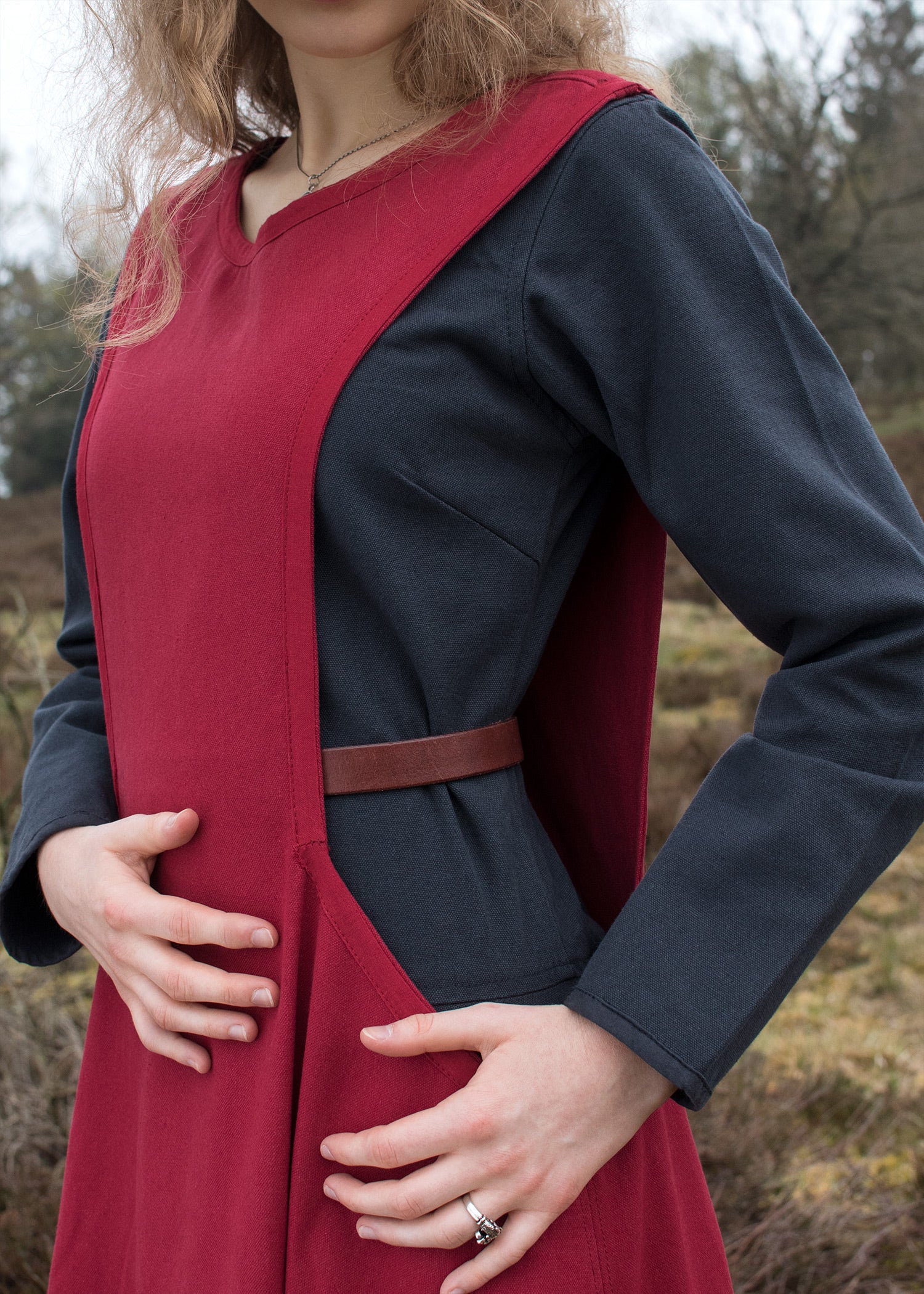 Imagen única de: Vestido Medieval, Surcot Andra, Rojo