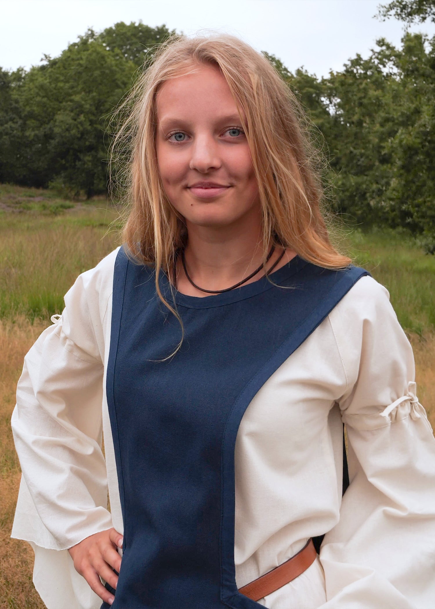 Imagen única de: Vestido Medieval, Surcot Andra, Azul Oscuro