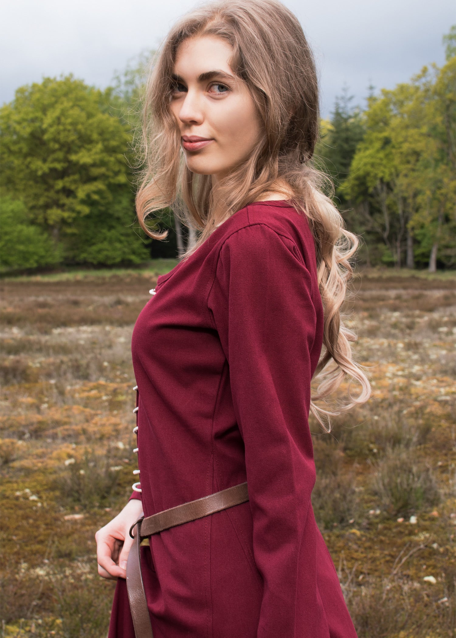 Imagen única de: Cotehardie Ava, Vestido Medieval, Rojo Vino