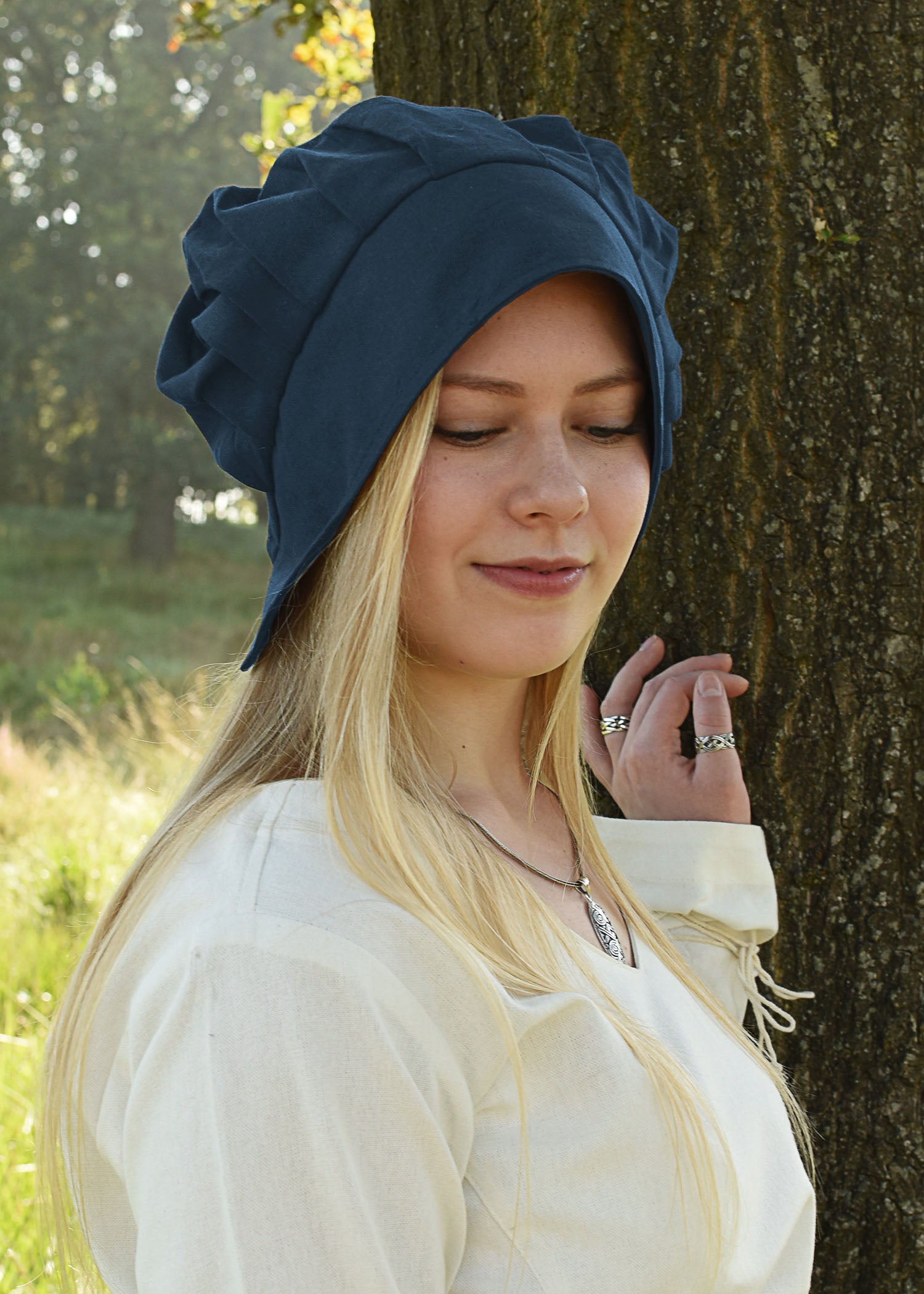 Imagen única de: Capucha Medieval Con Pliegues, Diferentes Colores.