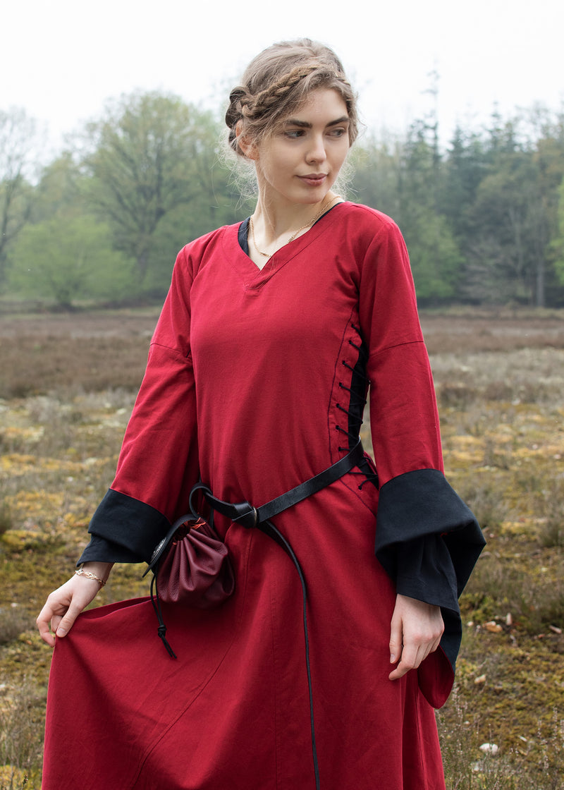 Meaning of colors in medieval clothing
