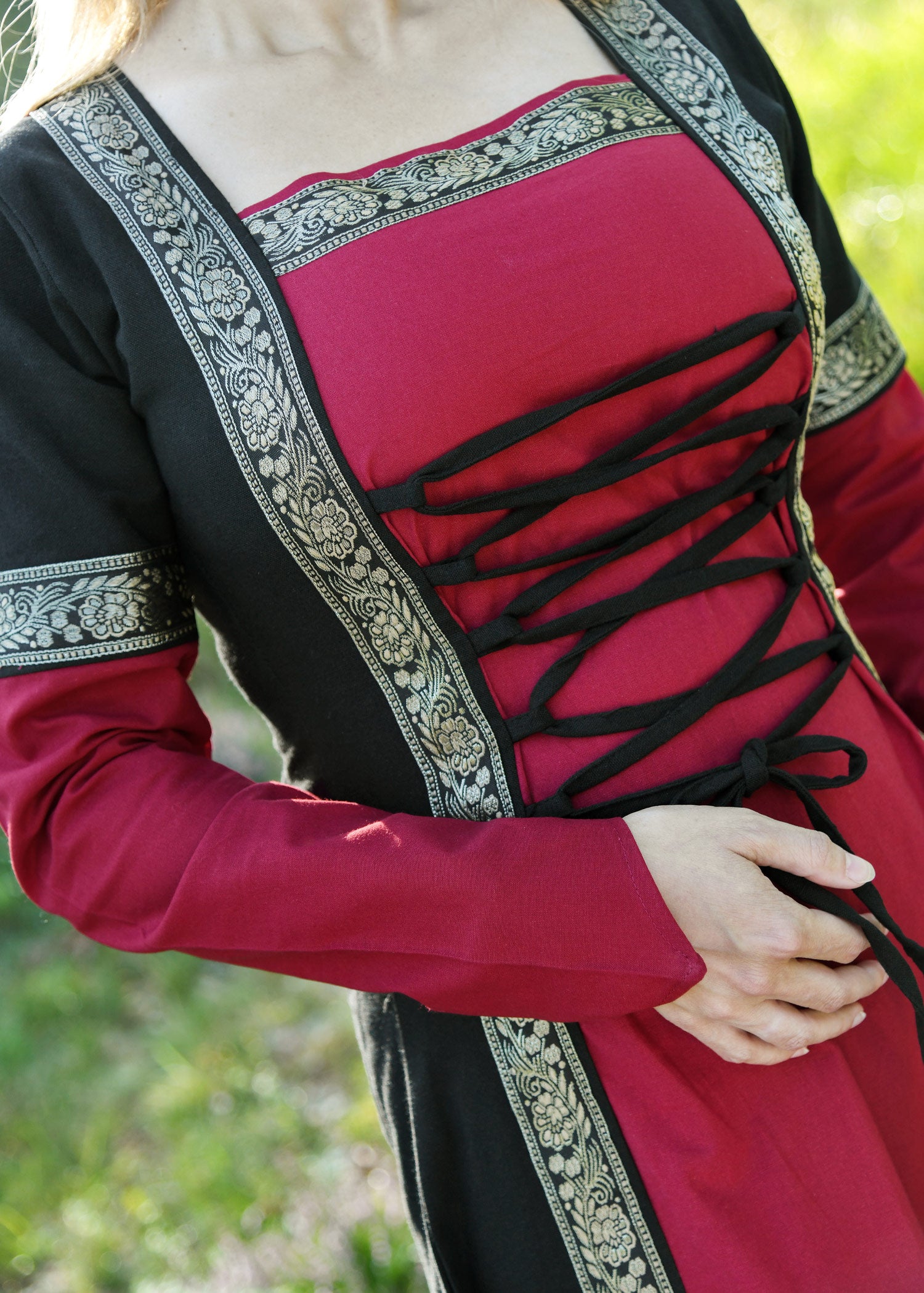 Imagen única de: Vestido Medieval Eleanor, Rojo/negro