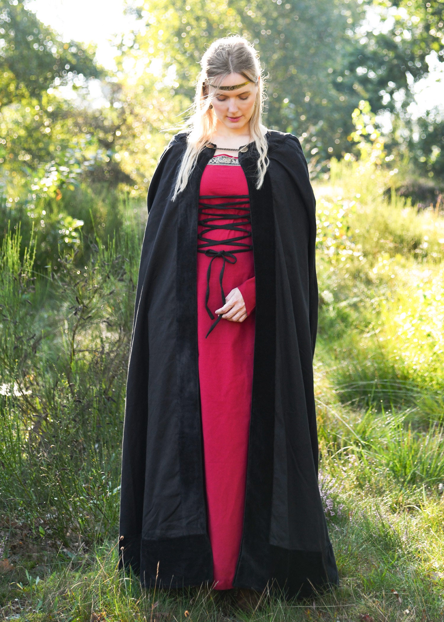 Imagen única de: Manto Medieval Con Ribete De Terciopelo, Negro