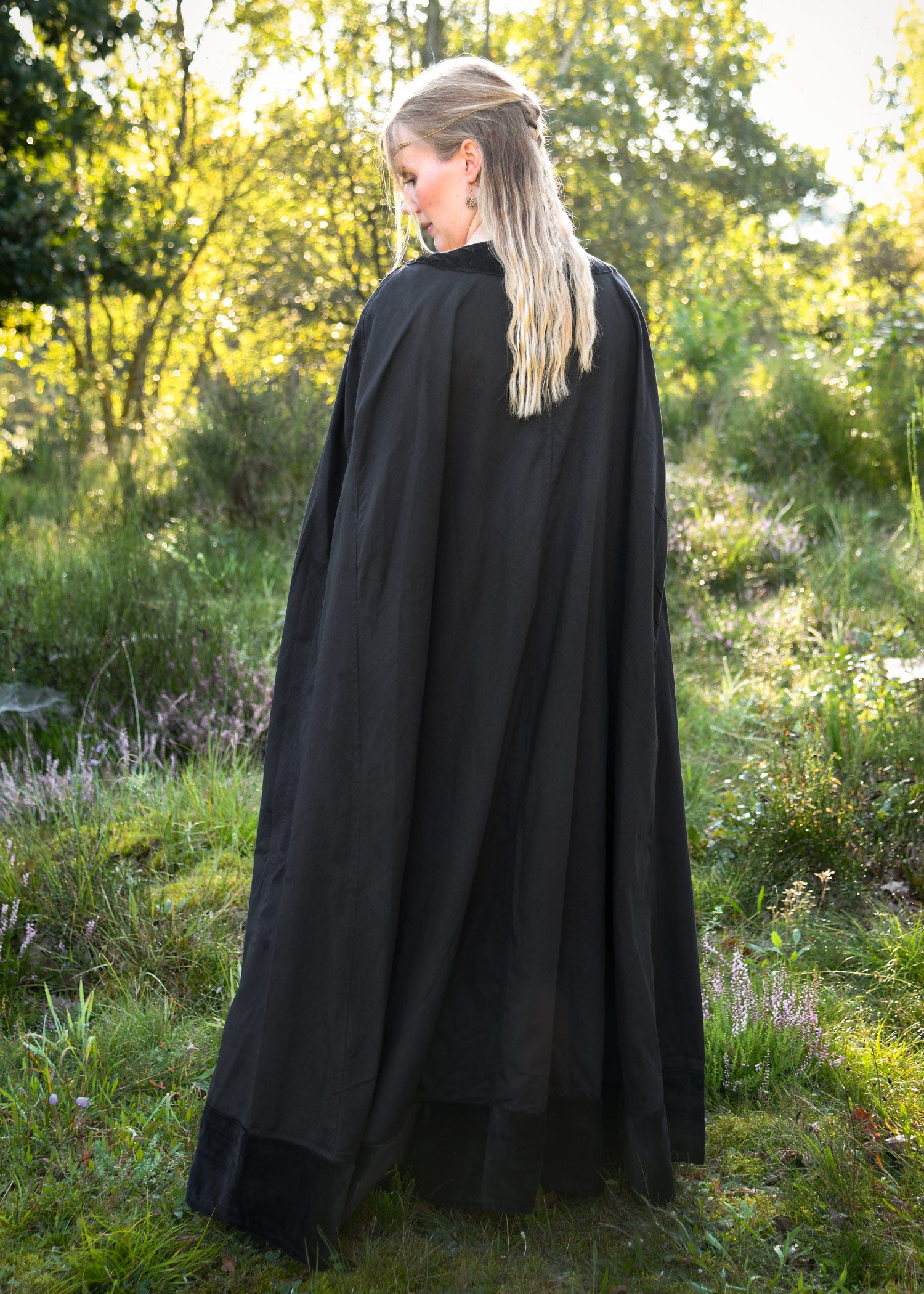 Imagen única de: Manto Medieval Con Ribete De Terciopelo, Negro