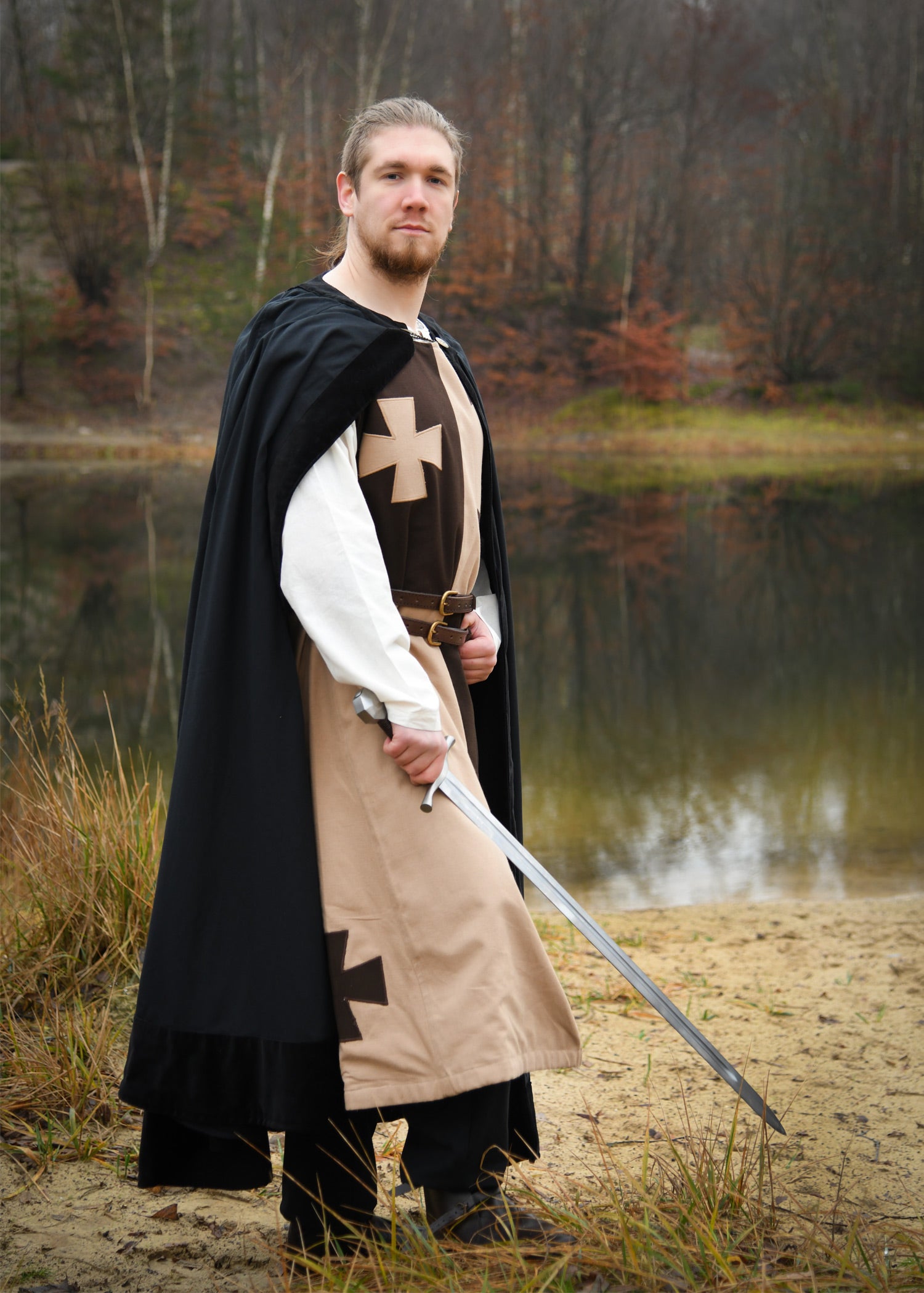 Imagen única de: Manto Medieval Con Ribete De Terciopelo, Negro